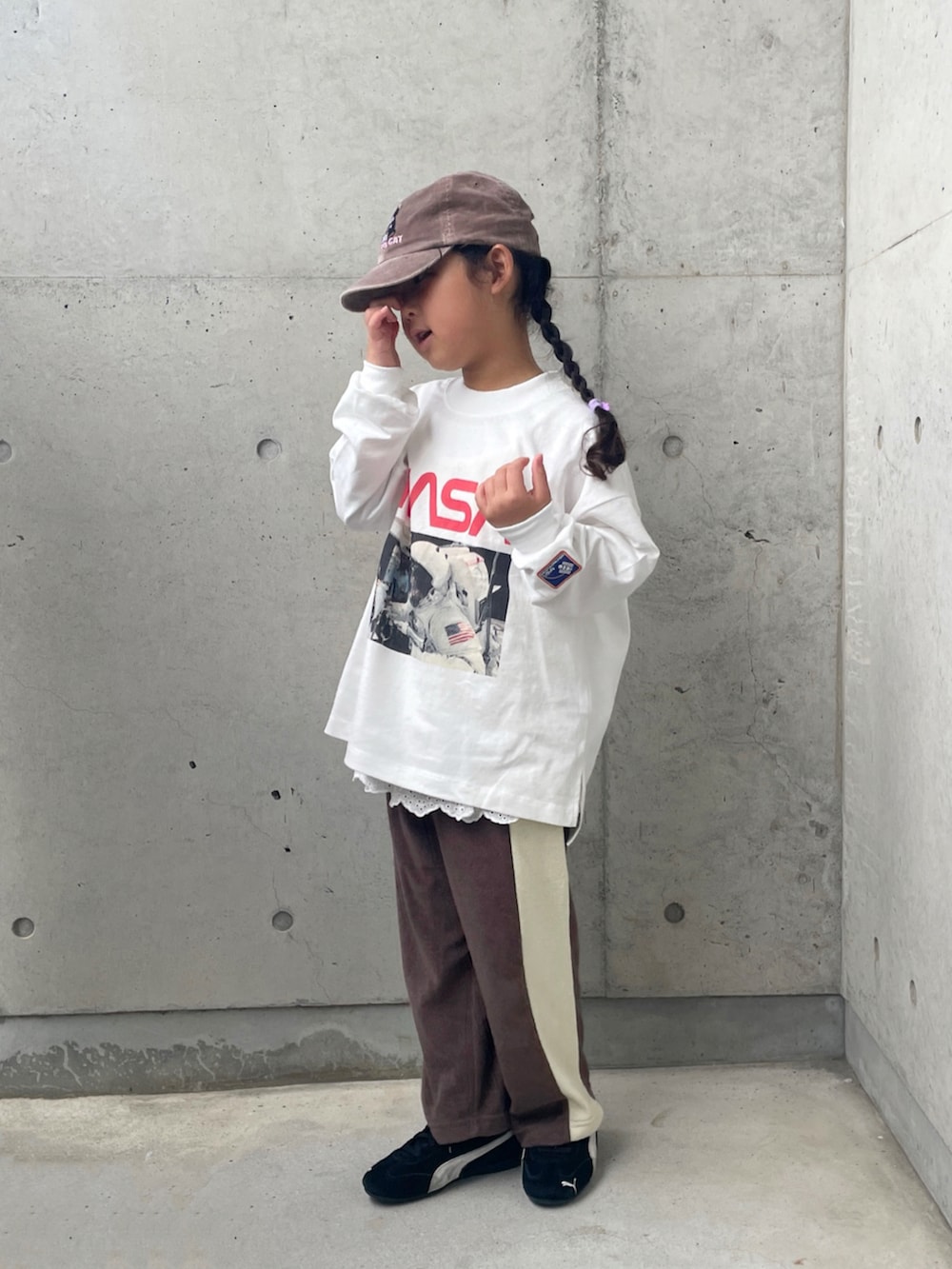 ホワイト系のTシャツ/カットソー、ブラック系のスニーカー、ブラウン系のその他パンツを着用したキッズの秋コーディネートの4枚目の写真