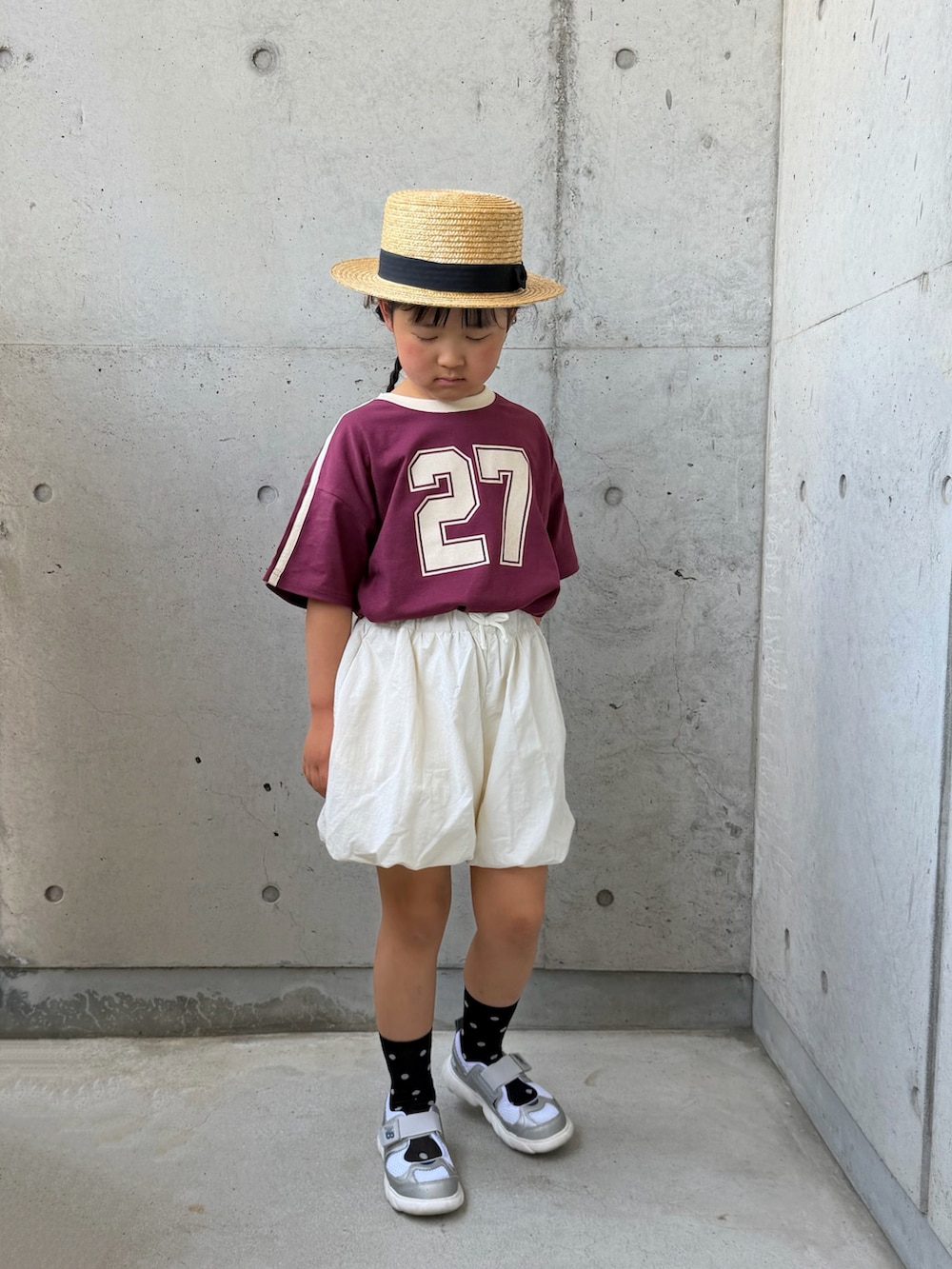 レッド系のTシャツ/カットソー、ホワイト系のその他パンツ、シルバー系のスニーカーを着用したキッズの春コーディネートの5枚目の写真