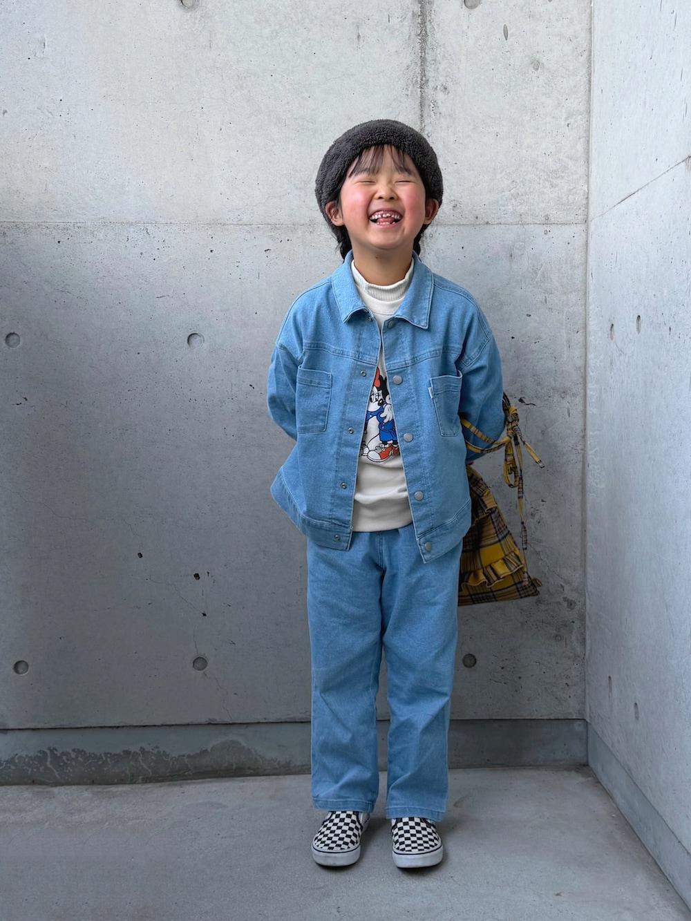 ホワイト系のスウェット、ブラック系のスリッポン、ブルー系のデニムパンツを着用したキッズの冬コーディネートの4枚目の写真