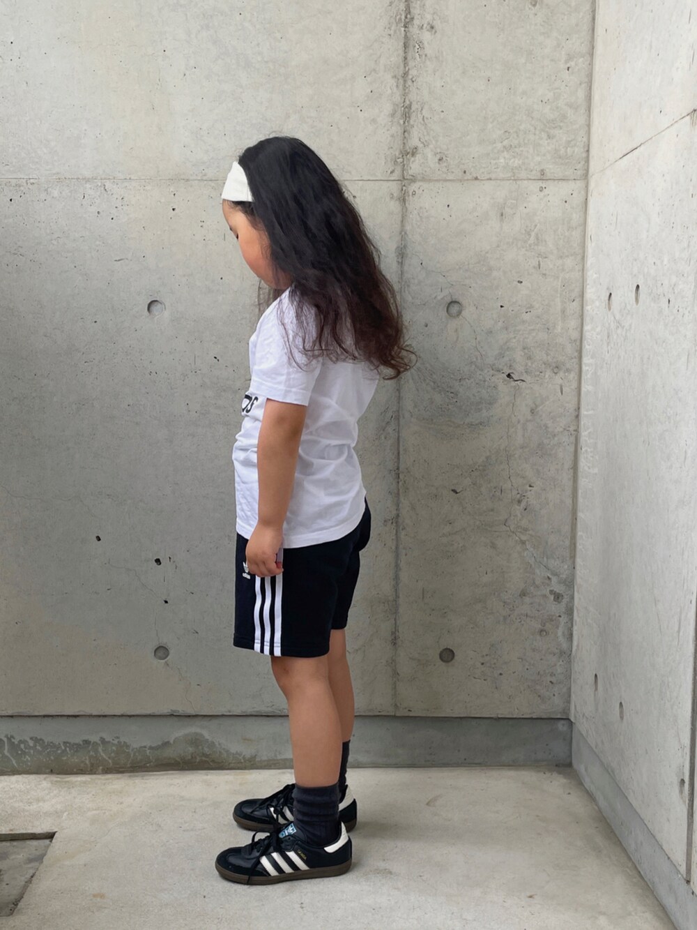 ブラック系のジャージ、ブラック系のシューズを着用したキッズの春コーディネートの2枚目の写真