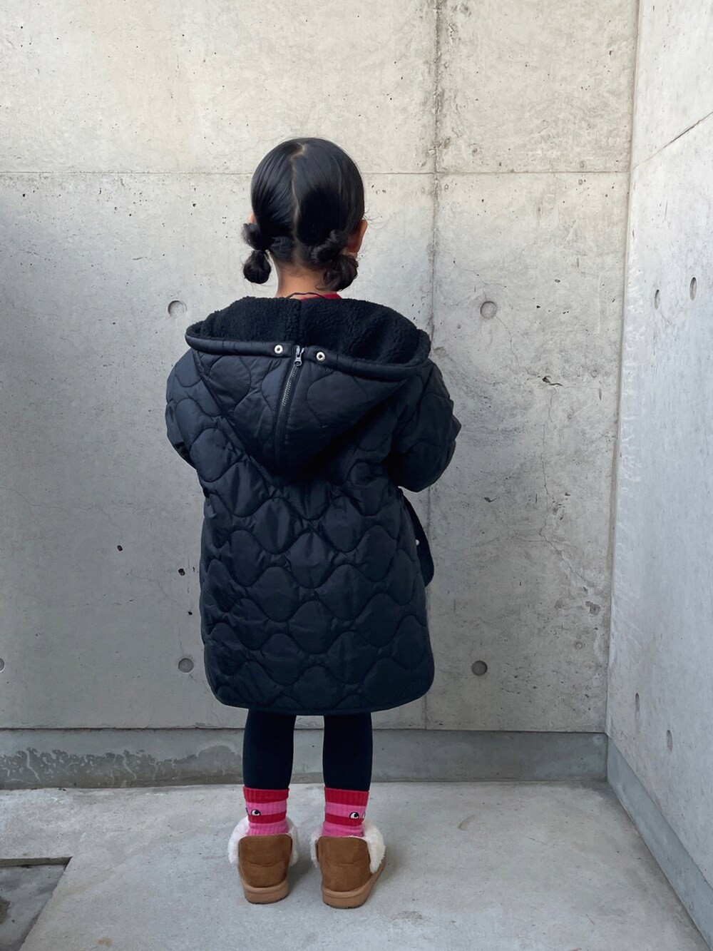 「冬コーデ、クリスマスに着たい服、マイベストコーデ2024、キッズファッション、赤ニット、ニット、コーデュロイパンツ、キルティングジャケット、ブルゾン、ブーツ、ヘアアレンジ、プチプラ、ムートンブーツ」｜「UNIQLOのアイテム（ニット/セーター、レッド系）」を使った、ioooさん（キッズ・110cm）の冬コーディネートの2枚目の写真