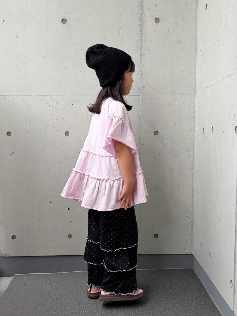 ピンク系のTシャツ/カットソー、ブラック系のその他パンツ、ピンク系のシューズを着用したキッズの秋コーディネートの2枚目の写真