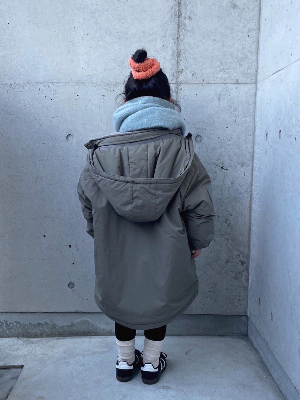 グリーン系のブルゾン、グレー系のスウェット、ブラック系のスニーカーを着用したキッズの冬コーディネートの4枚目の写真