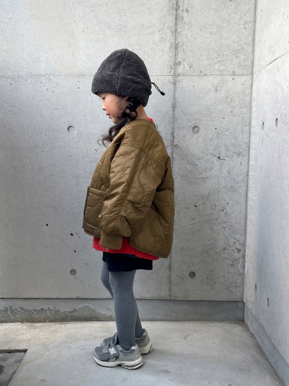 「キルティング、ブルゾン、スウェット、コーデュロイパンツ、タイツ、スニーカー、レイヤードスタイル、キッズコーデ、女の子、フリース、冬コーデ、ジップアップ、カーディガン、キルティングジャケット」｜「LOWRYS FARMのキルティングブルゾン　116763（ダウンジャケット/コート、ブラウン系）」を使った、ioooさん（キッズ・110cm）の冬コーディネートの3枚目の写真