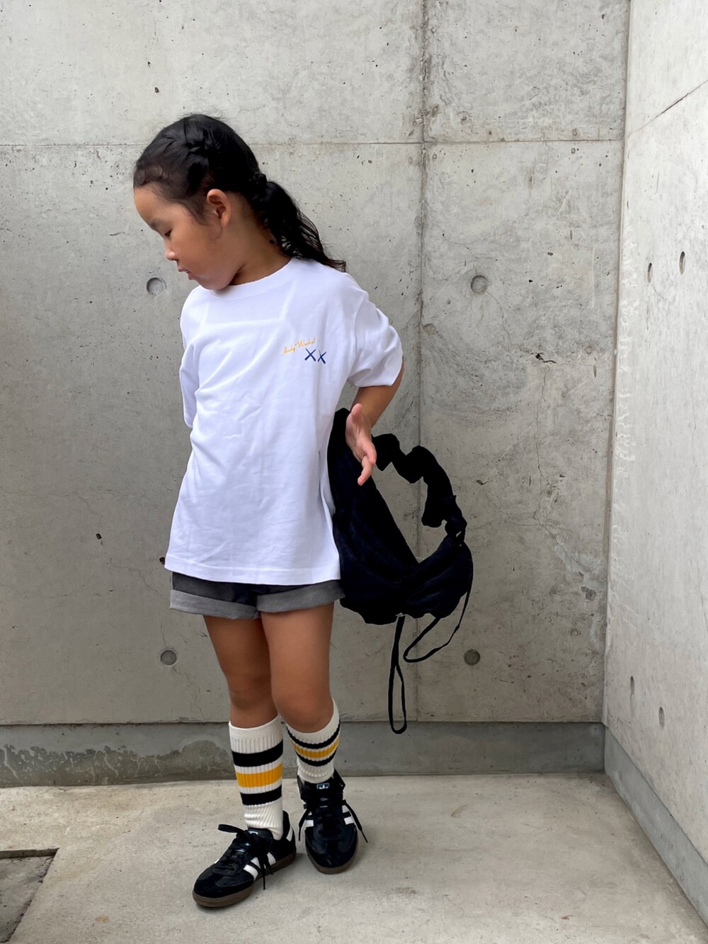 ホワイト系のトップス、グレー系のパンツ、ホワイト系のスニーカーを着用したキッズの秋コーディネートの4枚目の写真