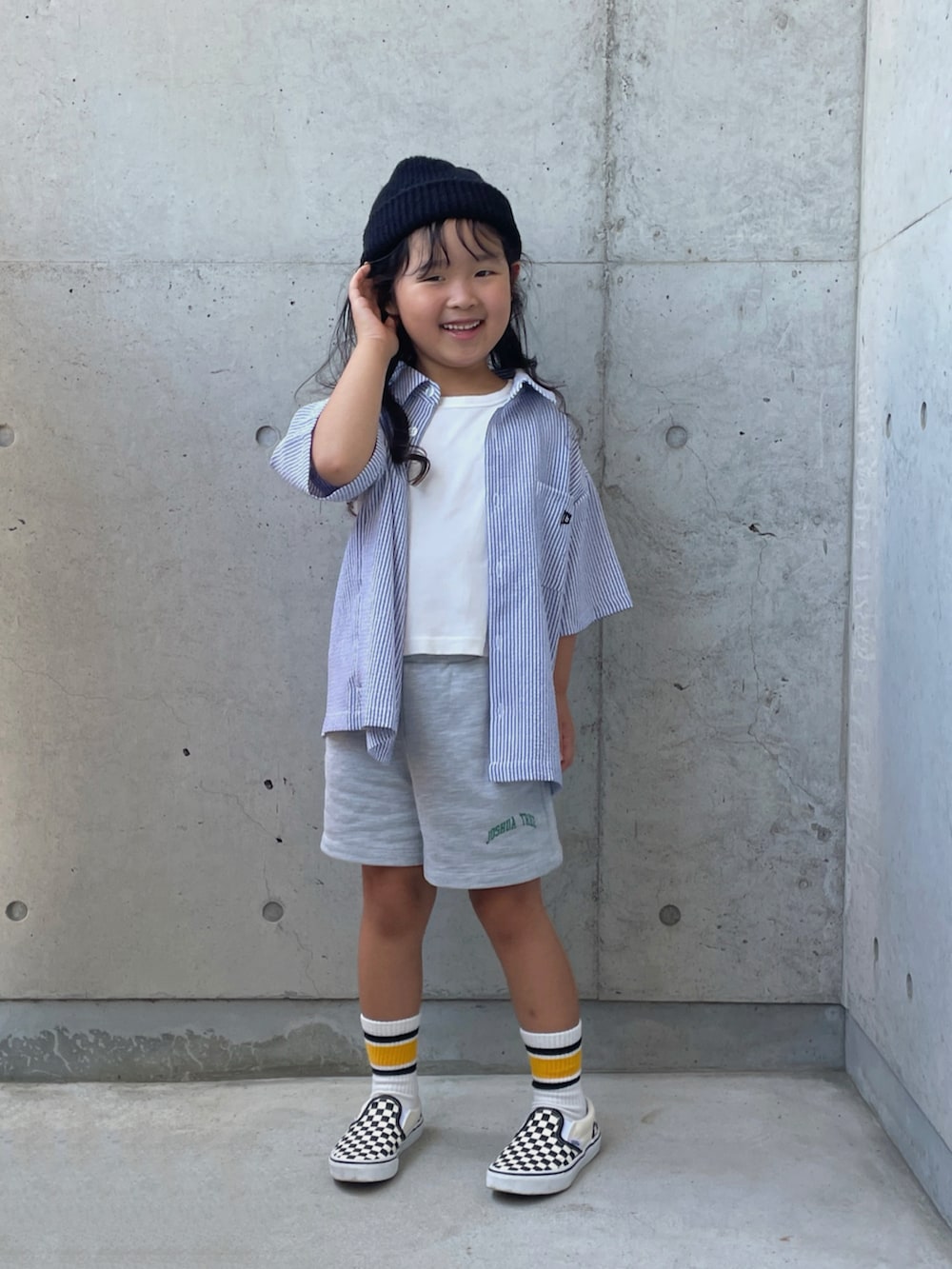 ブルー系のシャツ/ブラウス、ホワイト系のシャツ/ブラウス、グレー系のその他パンツを着用したキッズの夏コーディネートの2枚目の写真