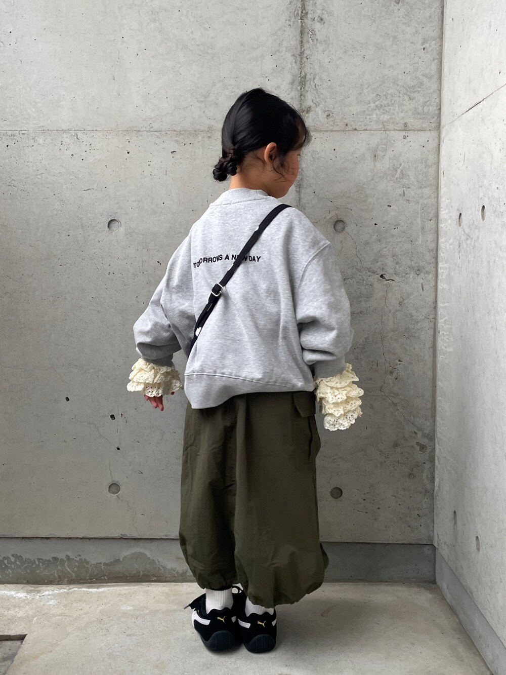 「春コーデ、スウェット、スニーカー、ショルダーバッグ、カーゴスカート、レイヤードスタイル、フリル、ストリート、カジュアルコーデ」|「PUMAのPUMA プーマ 17-21SPEEDCAT PS スピードキャット PS 401699 01BLK/WHT(スニーカー、ブラック系)」を使った、ioooさん(キッズ・110cm)の春コーディネートの5枚目の写真