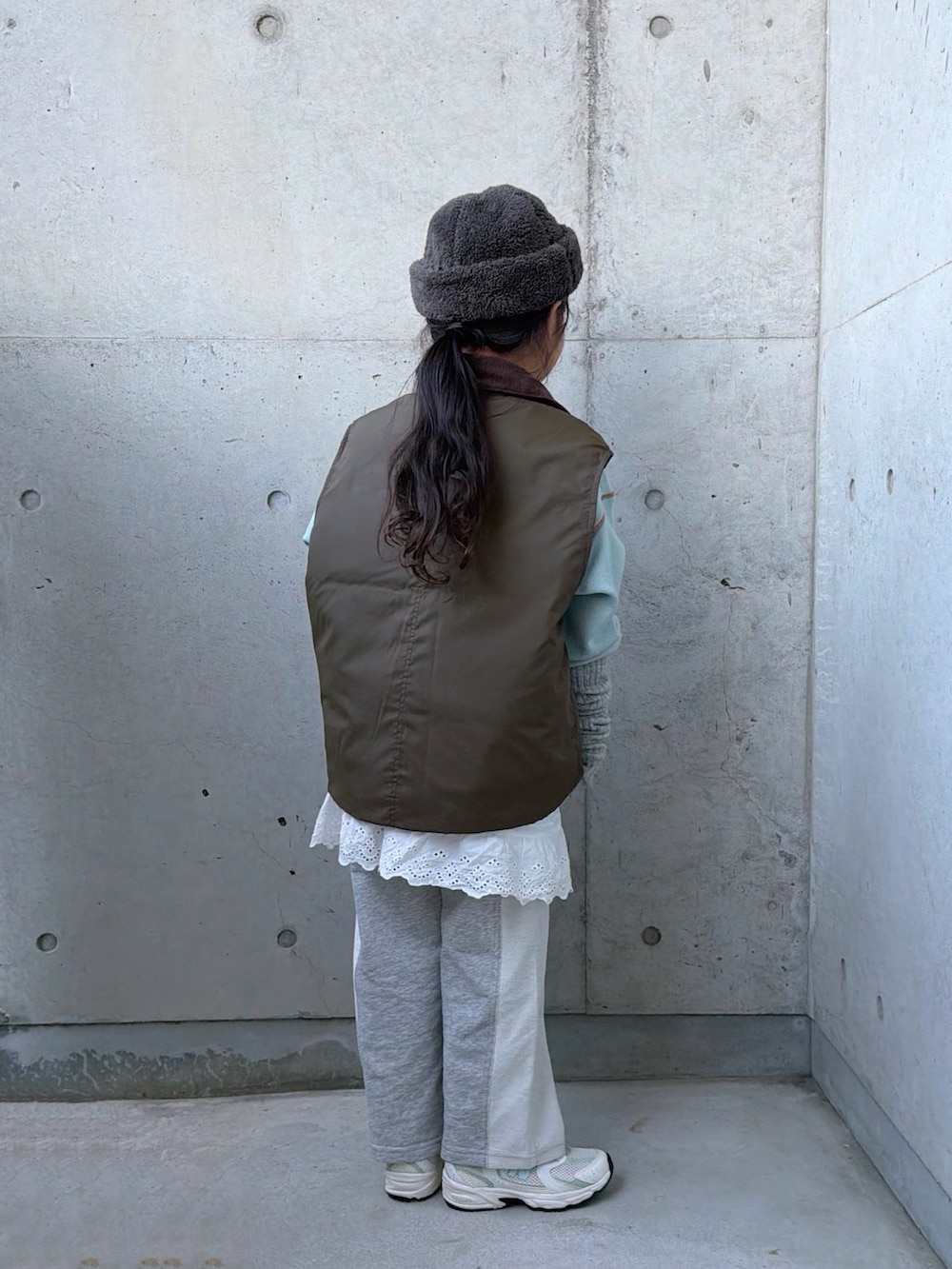 グレー系のスウェットパンツ、グリーン系のブルゾン、グリーン系のトップスを着用したキッズの冬コーディネートの4枚目の写真