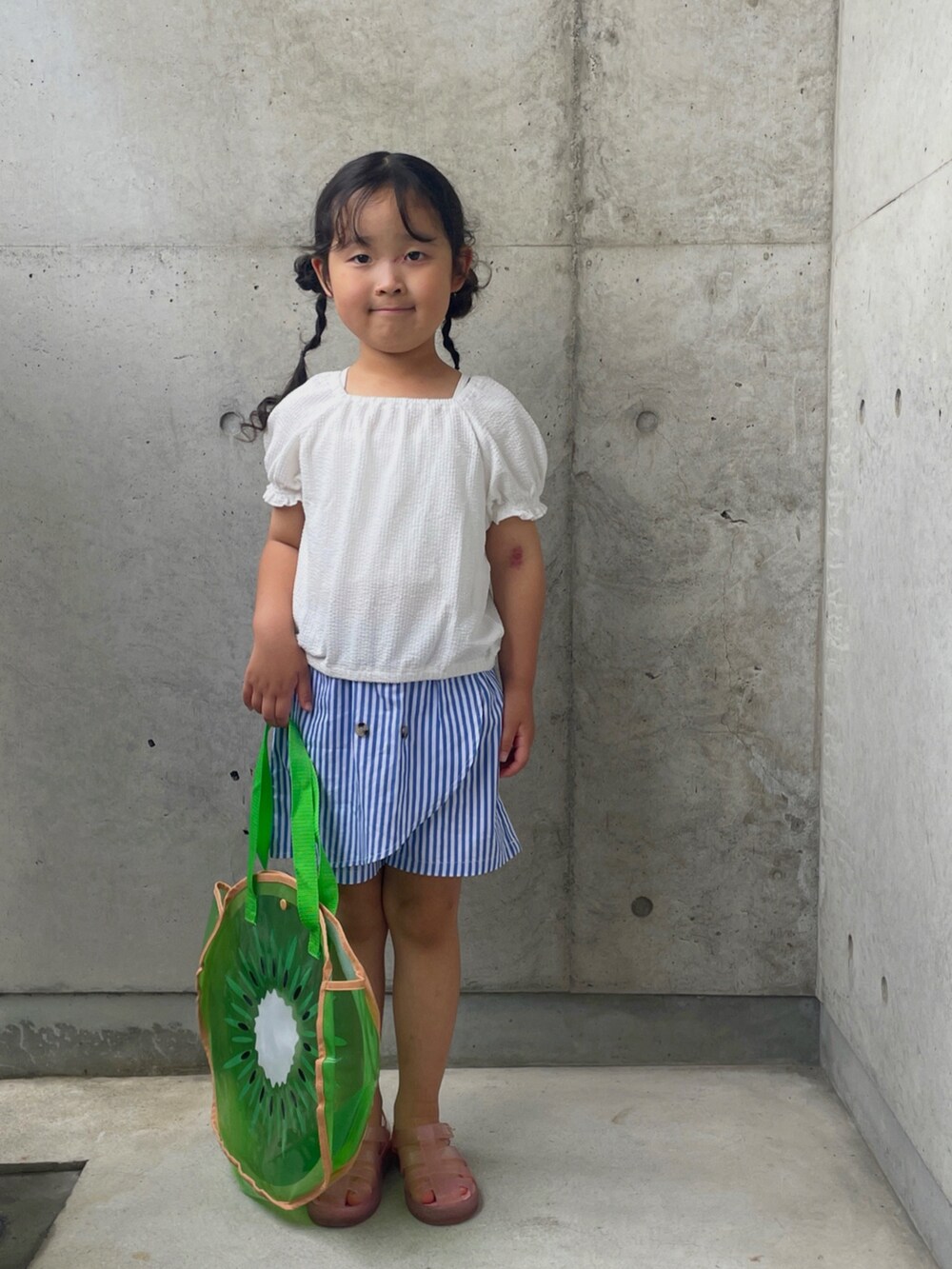 ブルー系のその他パンツ、ホワイト系のトップス、その他のサンダルを着用したキッズの夏コーディネートの4枚目の写真