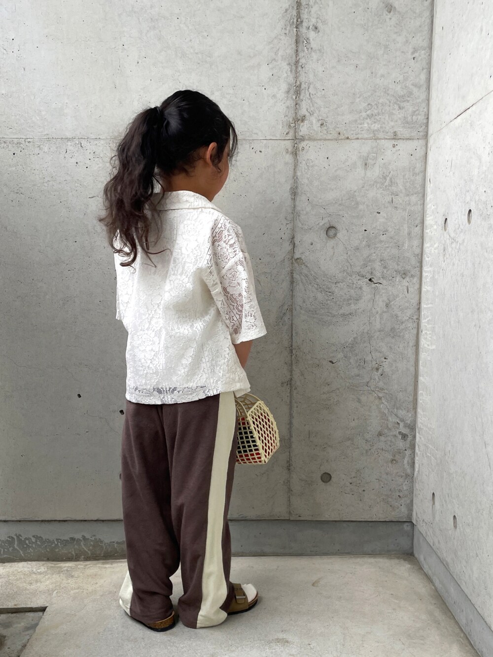 ブラウン系のその他パンツ、ホワイト系のシャツ/ブラウス、ホワイト系のバッグを着用したキッズの春コーディネートの2枚目の写真