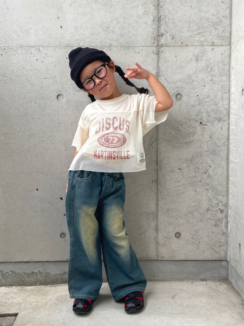 ホワイト系のTシャツ/カットソー、ホワイト系のキャミソール、ブルー系のパンツを着用したキッズの秋コーディネートの2枚目の写真