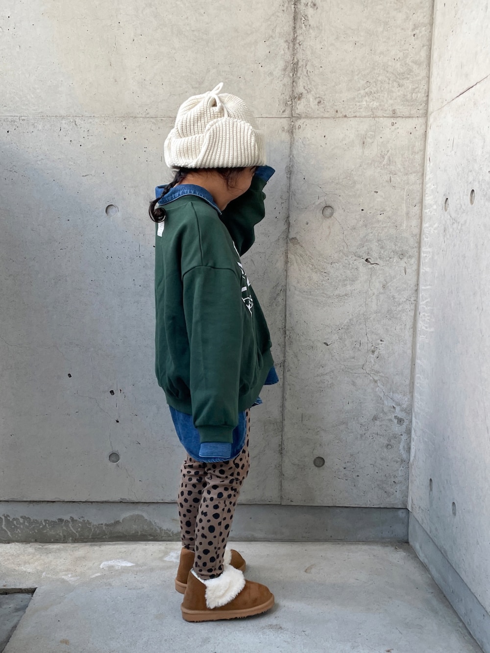 ブルー系のシャツ/ブラウス、グリーン系のトップス、ブラウン系のブーツを着用したキッズの秋コーディネートの2枚目の写真