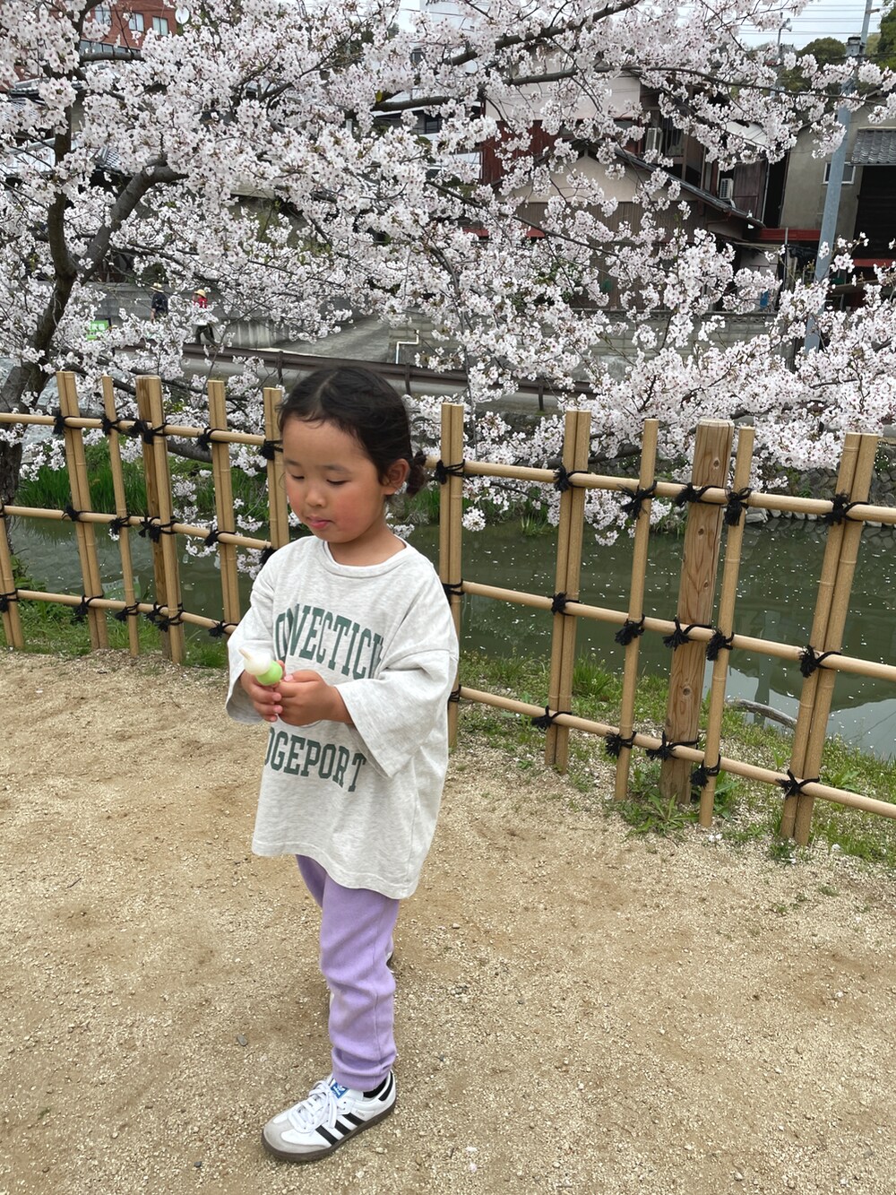 ホワイト系のスニーカー、パープル系のその他パンツ、ホワイト系のTシャツ/カットソーを着用したキッズの春コーディネートの5枚目の写真