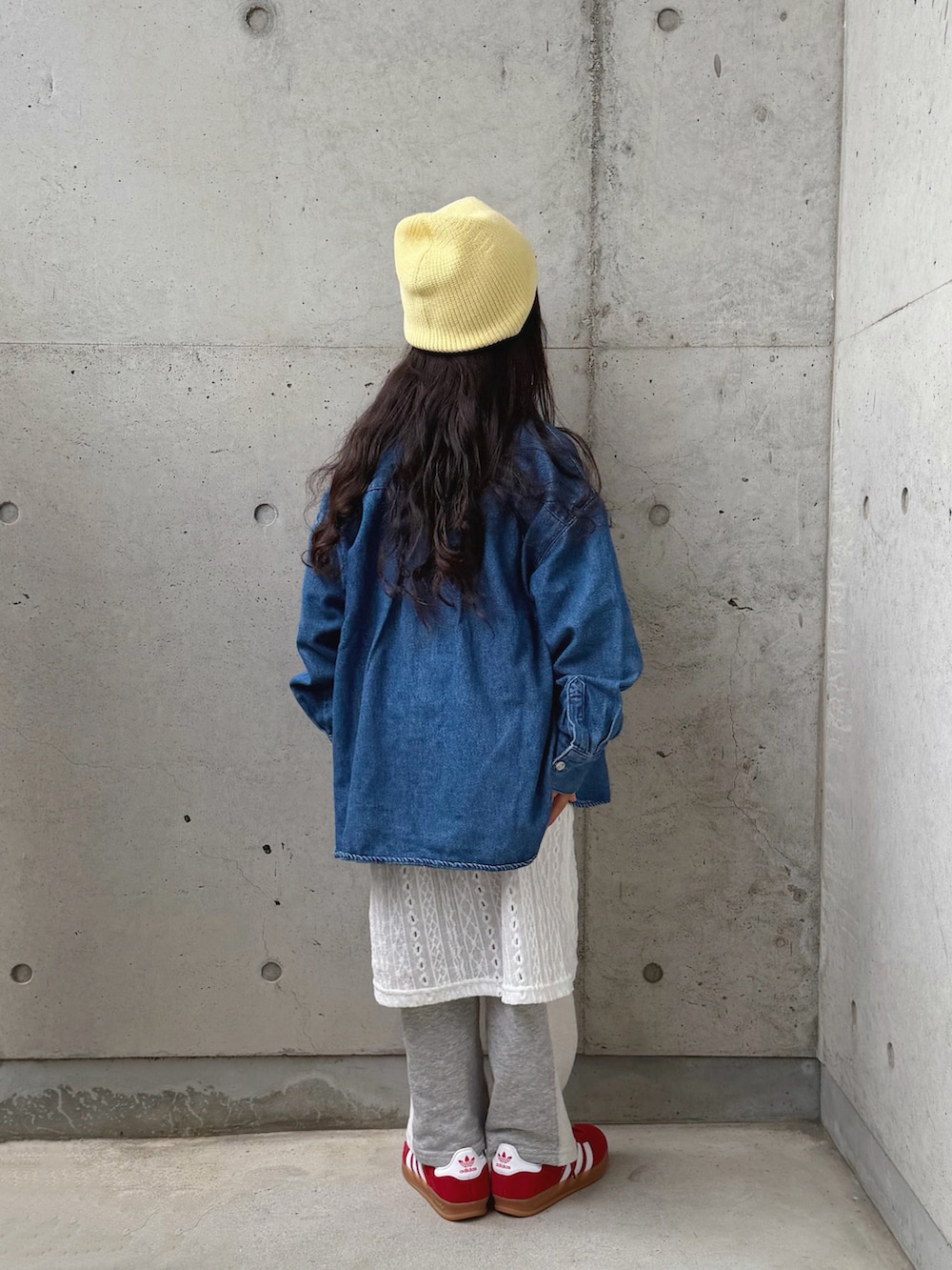 グレー系のスウェットパンツ、レッド系のスニーカー、ホワイト系のワンピースを着用したキッズの春コーディネートの5枚目の写真