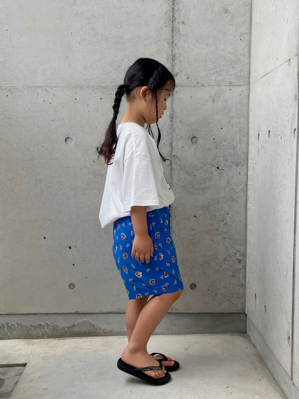ブルー系のその他パンツ、ホワイト系のTシャツ/カットソー、ブラック系のサンダルを着用したキッズの夏コーディネートの5枚目の写真