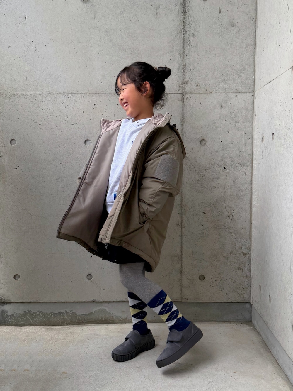 グレー系のその他シューズ、グレー系のスウェット、グリーン系のブルゾンを着用したキッズの冬コーディネートの2枚目の写真