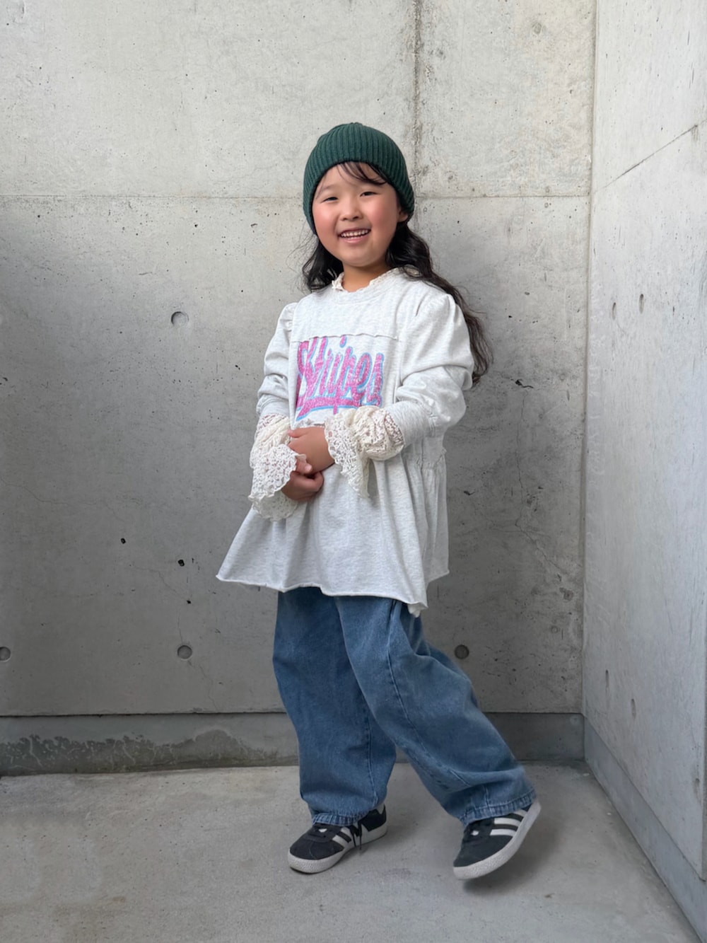 ホワイト系のTシャツ/カットソー、グレー系のワンピース、ブルー系のパンツを着用したキッズの秋コーディネートの3枚目の写真