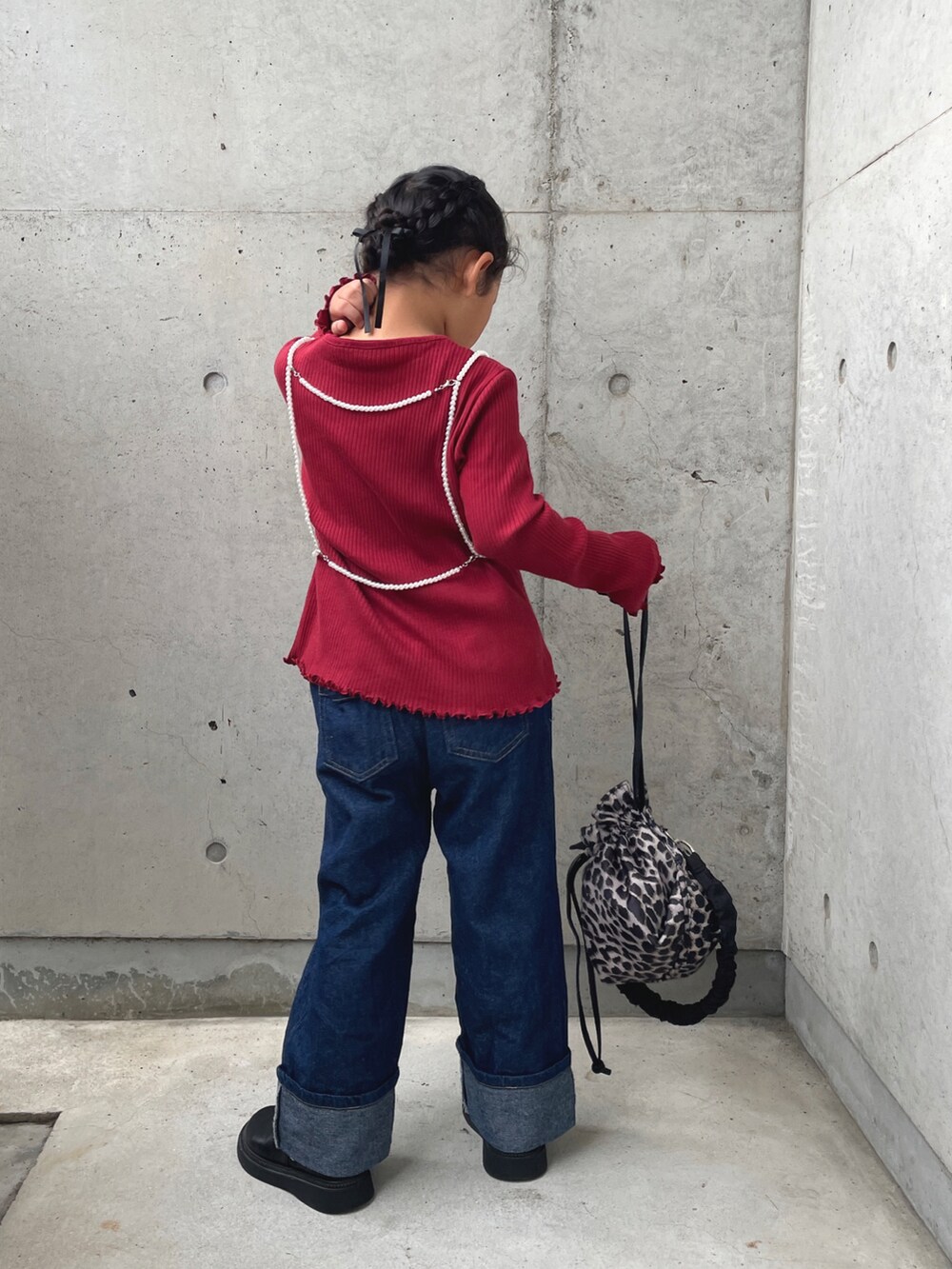 ブルー系のパンツ、ブラック系のブーツ、ホワイト系のTシャツ/カットソーを着用したキッズの秋コーディネートの5枚目の写真