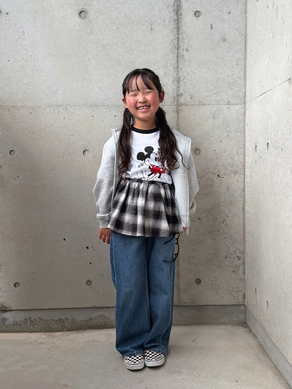 ブラック系のスカート、ブラック系のスリッポン、ホワイト系のトップスを着用したキッズの春コーディネートの4枚目の写真