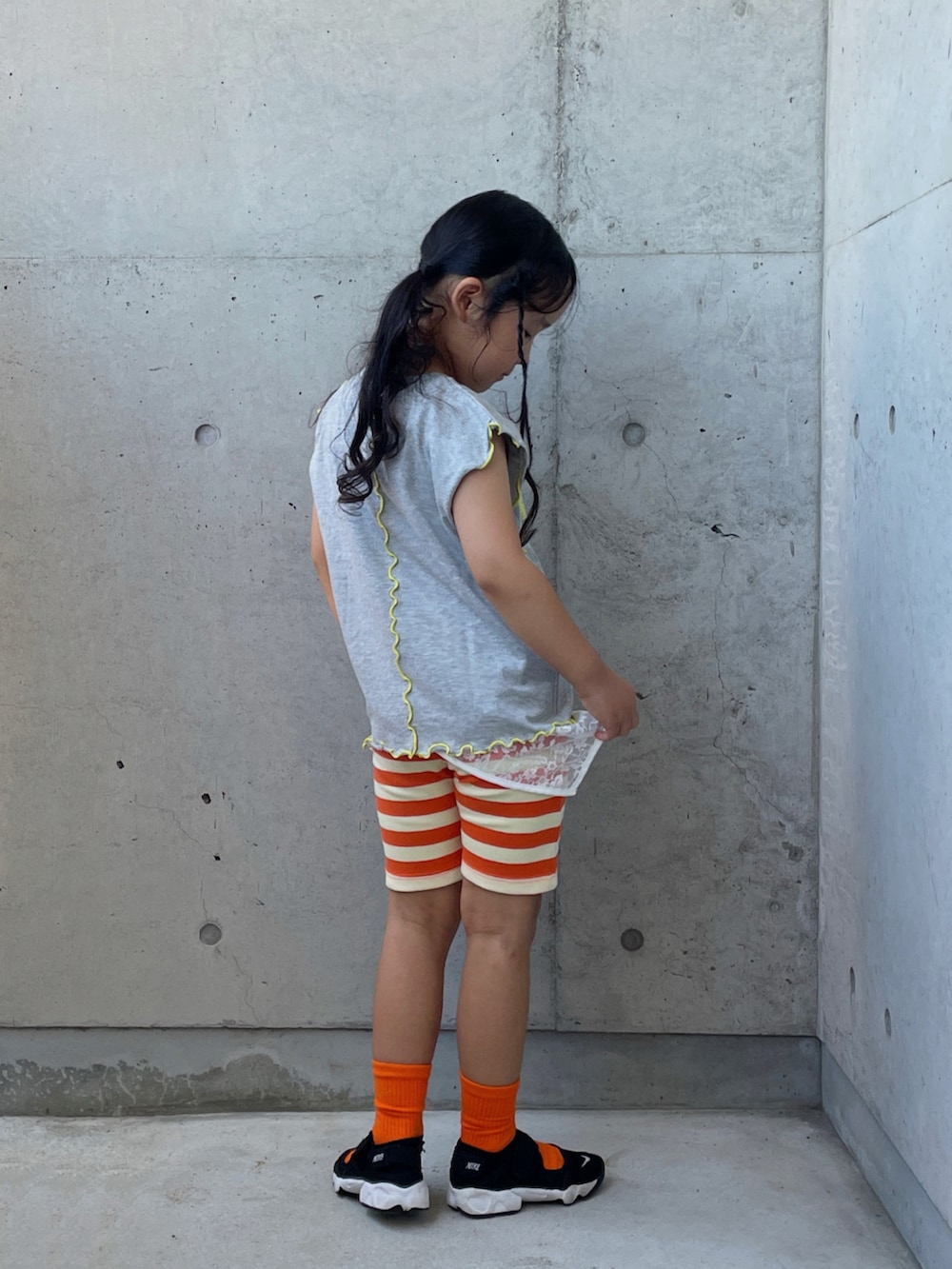 オレンジ系のその他パンツ、グレー系のTシャツ/カットソー、ブラック系のスニーカーを着用したキッズの夏コーディネートの4枚目の写真