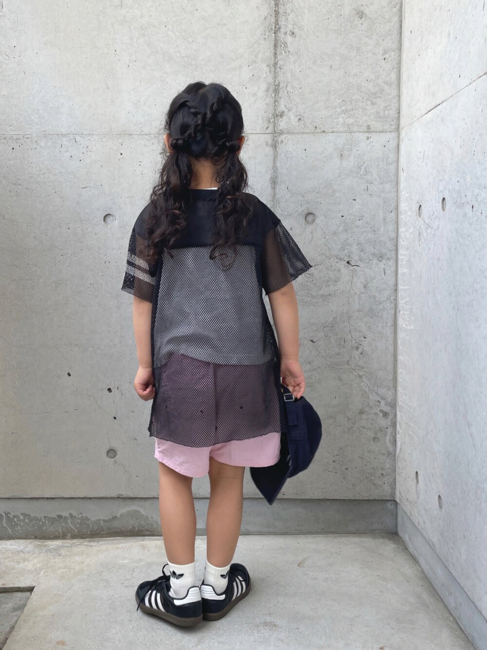 「adidasのサンバ OG キッズ / Samba OG Kids（シューズ、ブラック系）」を使った、ioooさん（キッズ・110cm）の春コーディネートの4枚目の写真