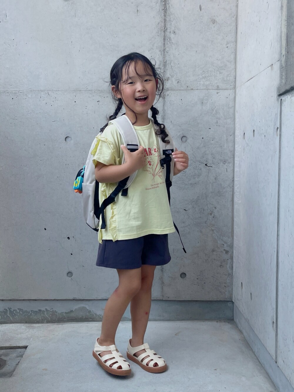 ベージュ系のTシャツ/カットソー、ホワイト系のサンダル、グレー系のその他パンツを着用したキッズの夏コーディネートの4枚目の写真