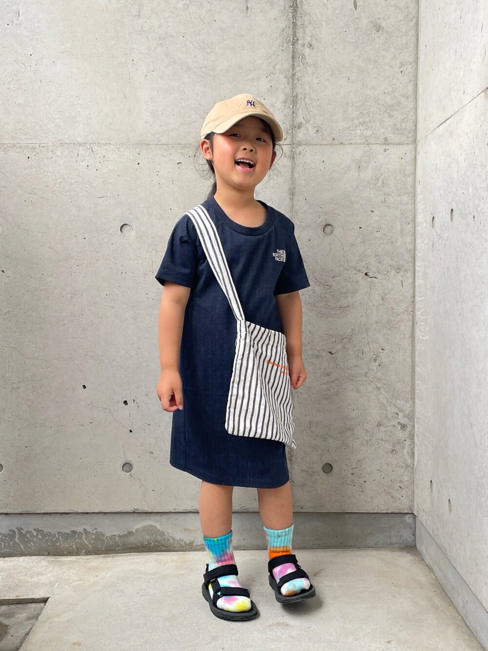 「やっぱり帽子が好き、デニムワンピース、ワンピース、サンダル、キャップ、サンダルに靴下、カジュアルコーデ」｜「NEW ERAのニューエラ キッズ キャップ マイクロコーデュロイ ニューヨーク ヤンキース（キャップ、ベージュ系）」を使った、ioooさん（キッズ・110cm）の春コーディネートの5枚目の写真