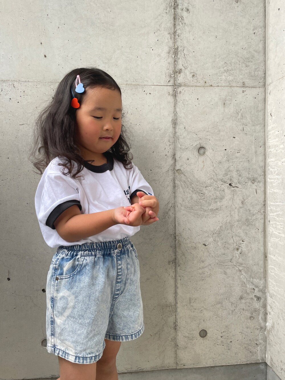 グレー系のスニーカー、ブルー系のデニムパンツ、ホワイト系のTシャツ/カットソーを着用したキッズの春コーディネートの3枚目の写真