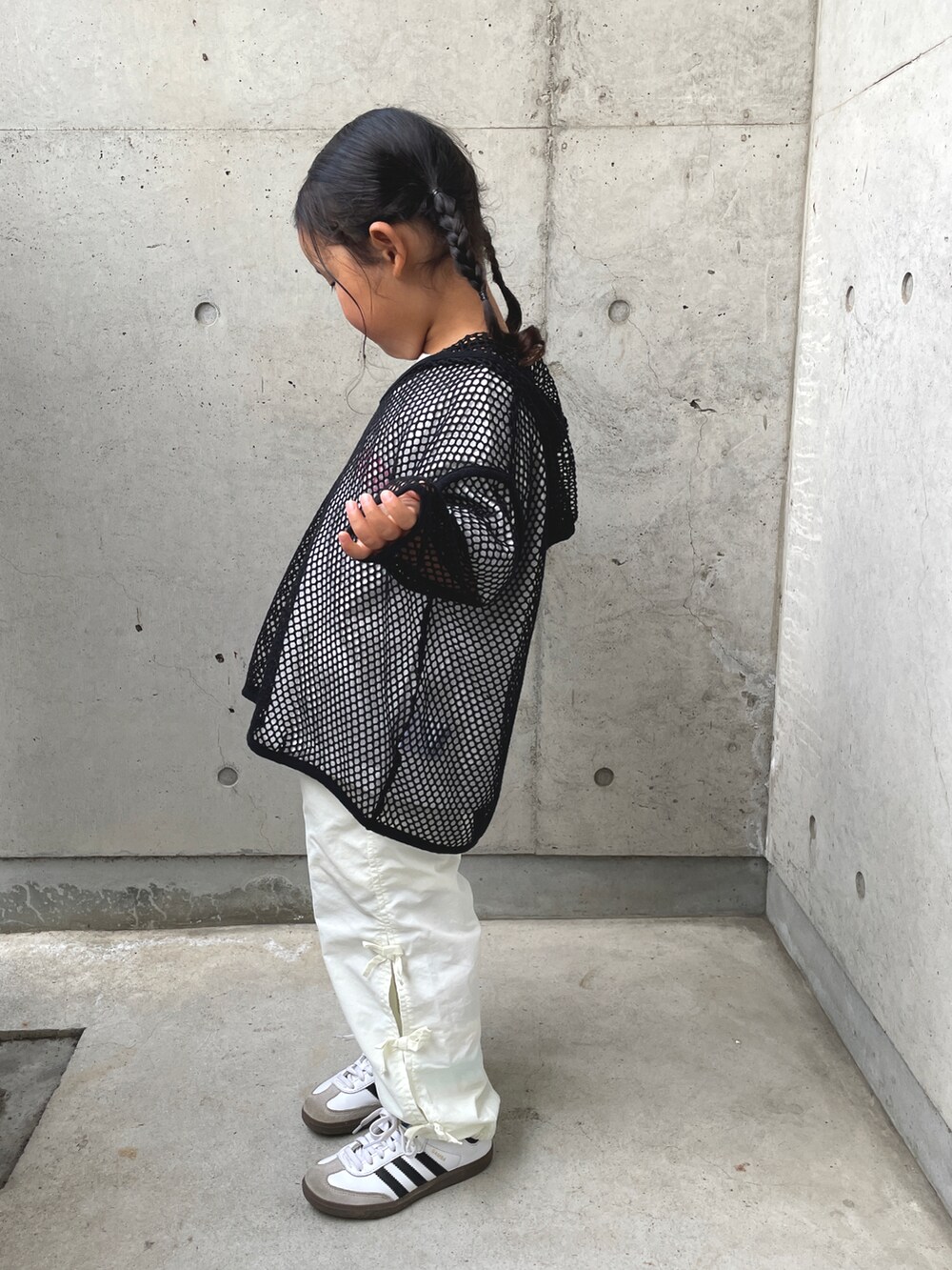 ブラック系のトップス、ホワイト系のその他パンツ、ホワイト系のスニーカーを着用したキッズの春コーディネートの5枚目の写真