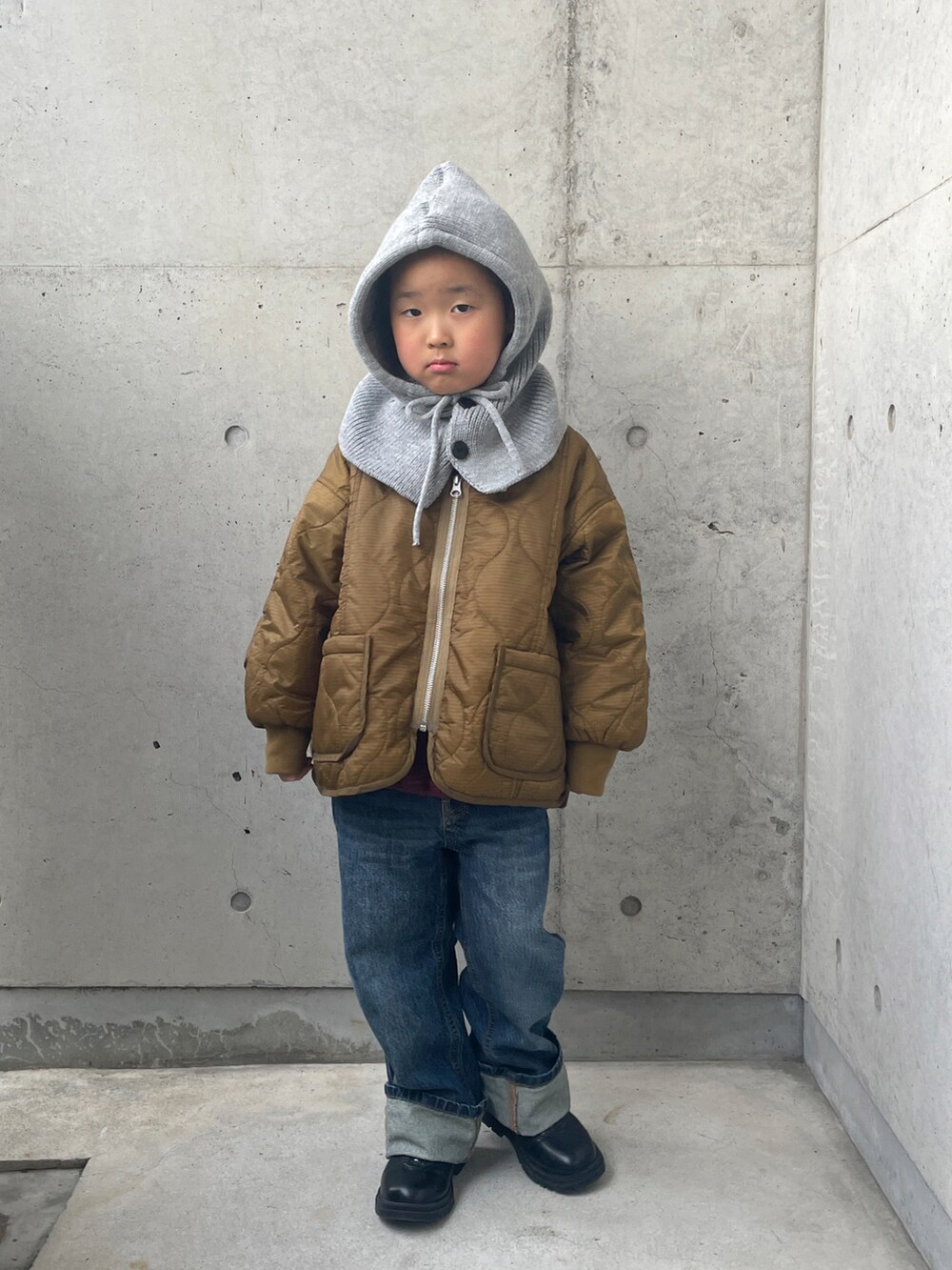 レッド系のスウェット、グリーン系のブルゾン、ブラウン系のダウンジャケット/コートを着用したキッズの冬コーディネートの4枚目の写真