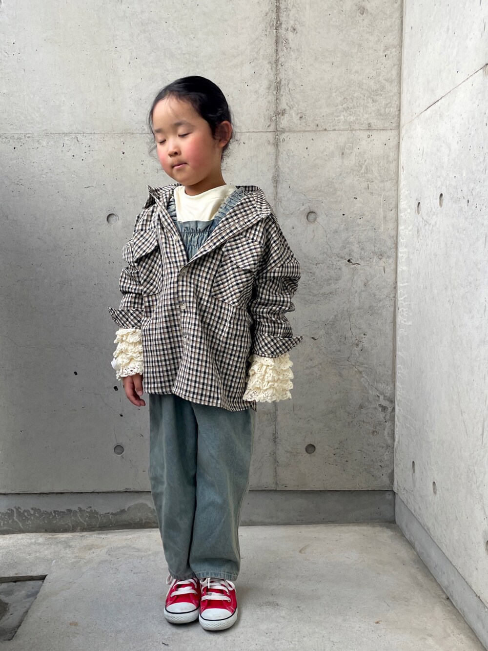 「プチプラ、サロペット、ベスト、チェックシャツ、ハイカットスニーカー、キッズコーデ、秋カラー、春カラー」｜「Birthdayのアイテム（オールインワン・サロペット、ブルー系）」を使った、ioooさん（キッズ・110cm）の春コーディネートの5枚目の写真