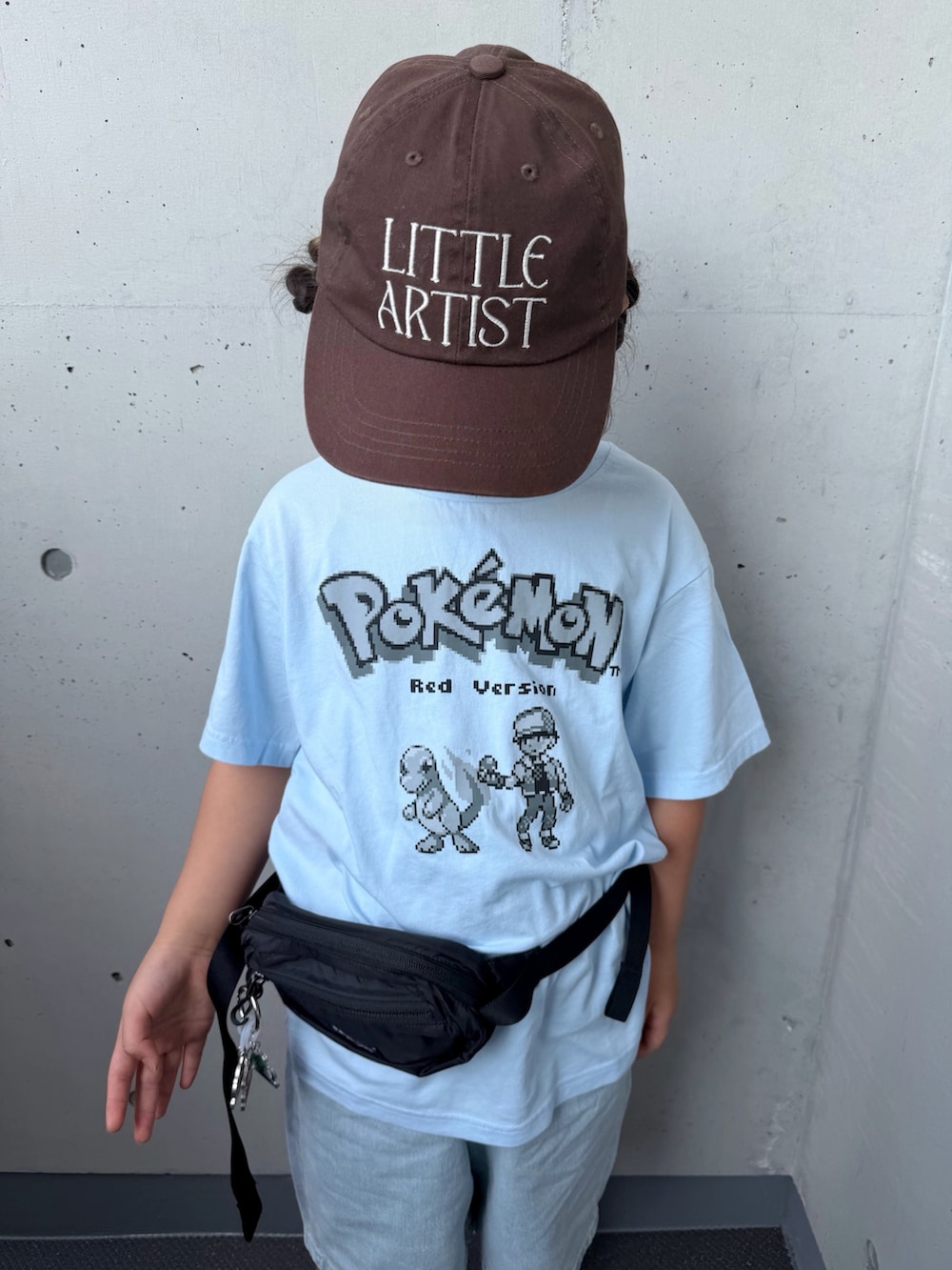 シルバー系のスニーカー、ブルー系のTシャツ/カットソー、ブルー系のパンツを着用したキッズの夏コーディネートの5枚目の写真