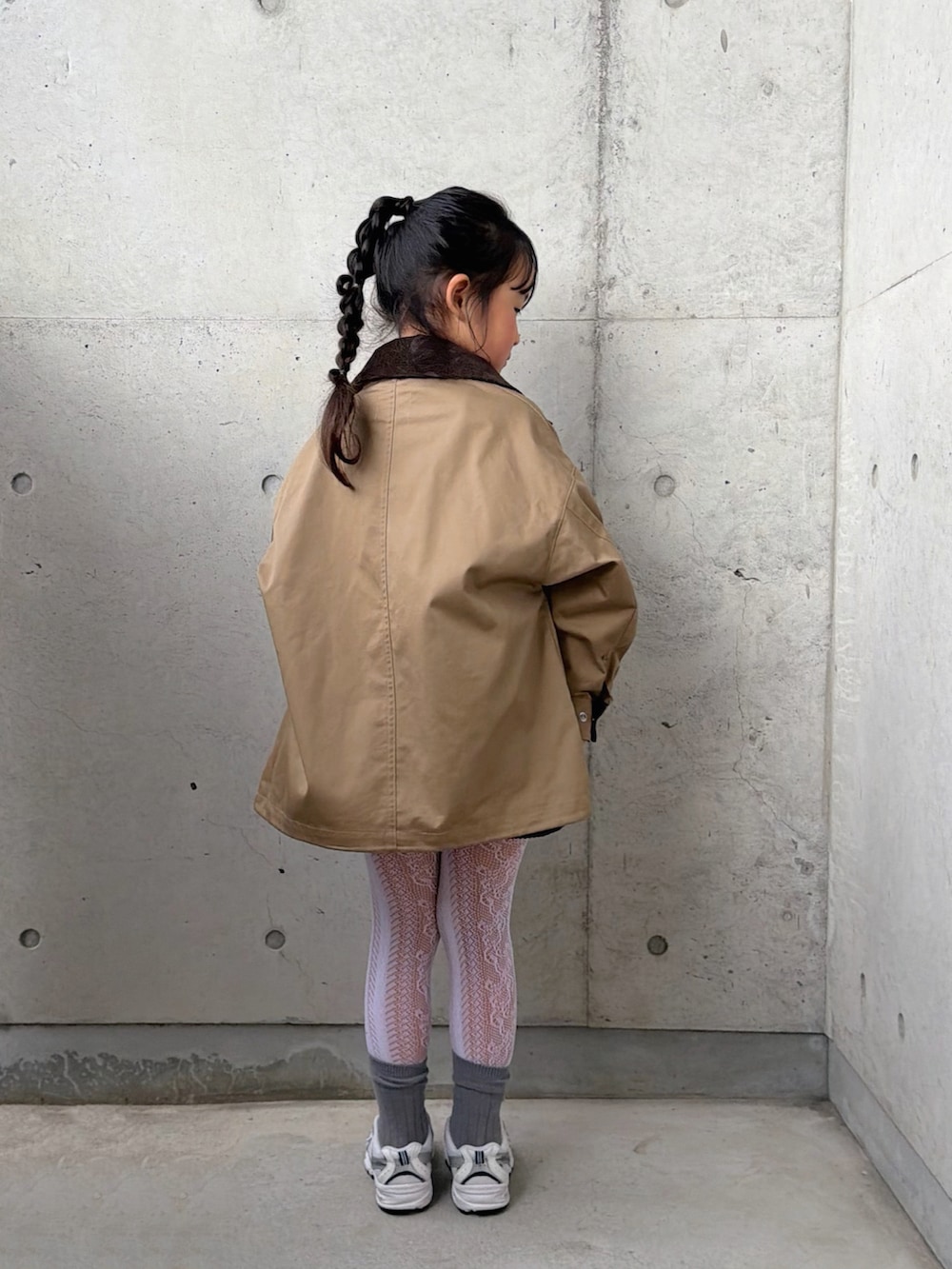 パープル系のポロシャツ、ベージュ系のミリタリージャケット、ブラック系のその他パンツを着用したキッズの冬コーディネートの3枚目の写真