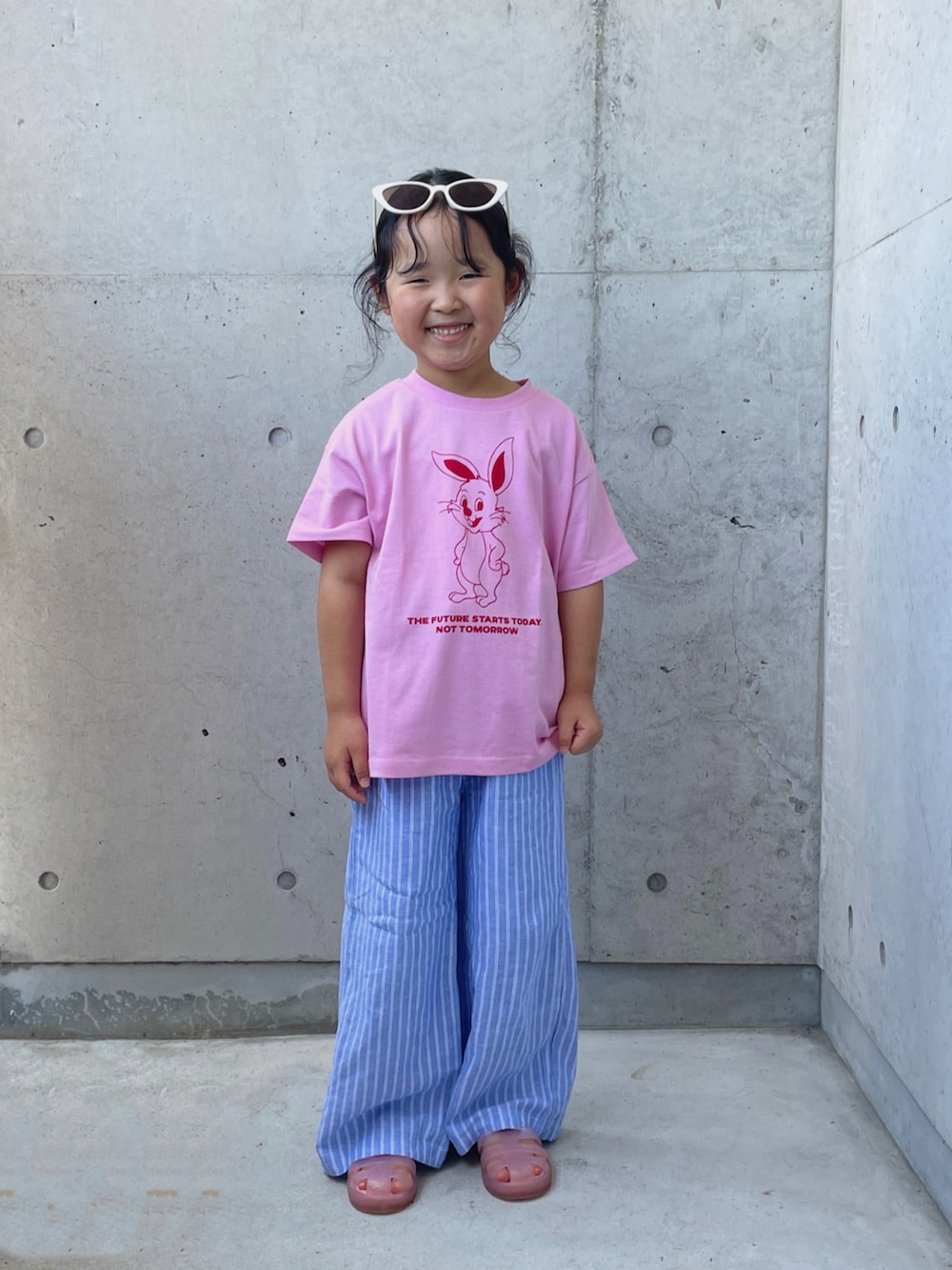 ピンク系のTシャツ/カットソー、ブルー系のパンツ、イエロー系のかごバッグを着用したキッズの夏コーディネートの5枚目の写真