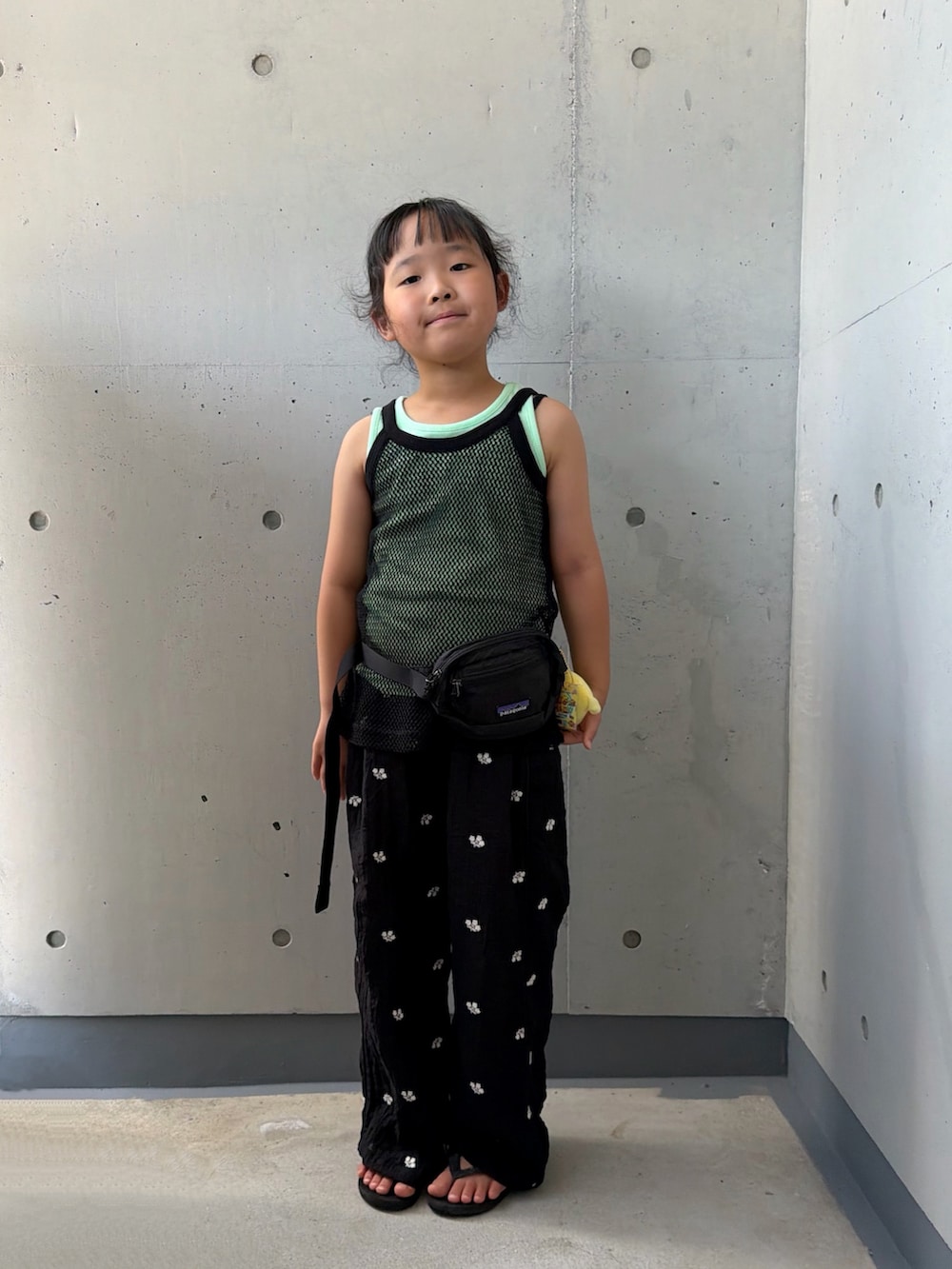 ブラック系のその他パンツ、ブラック系のボディバッグ/ウエストポーチ、ブラック系のタンクトップを着用したキッズの夏コーディネートの4枚目の写真