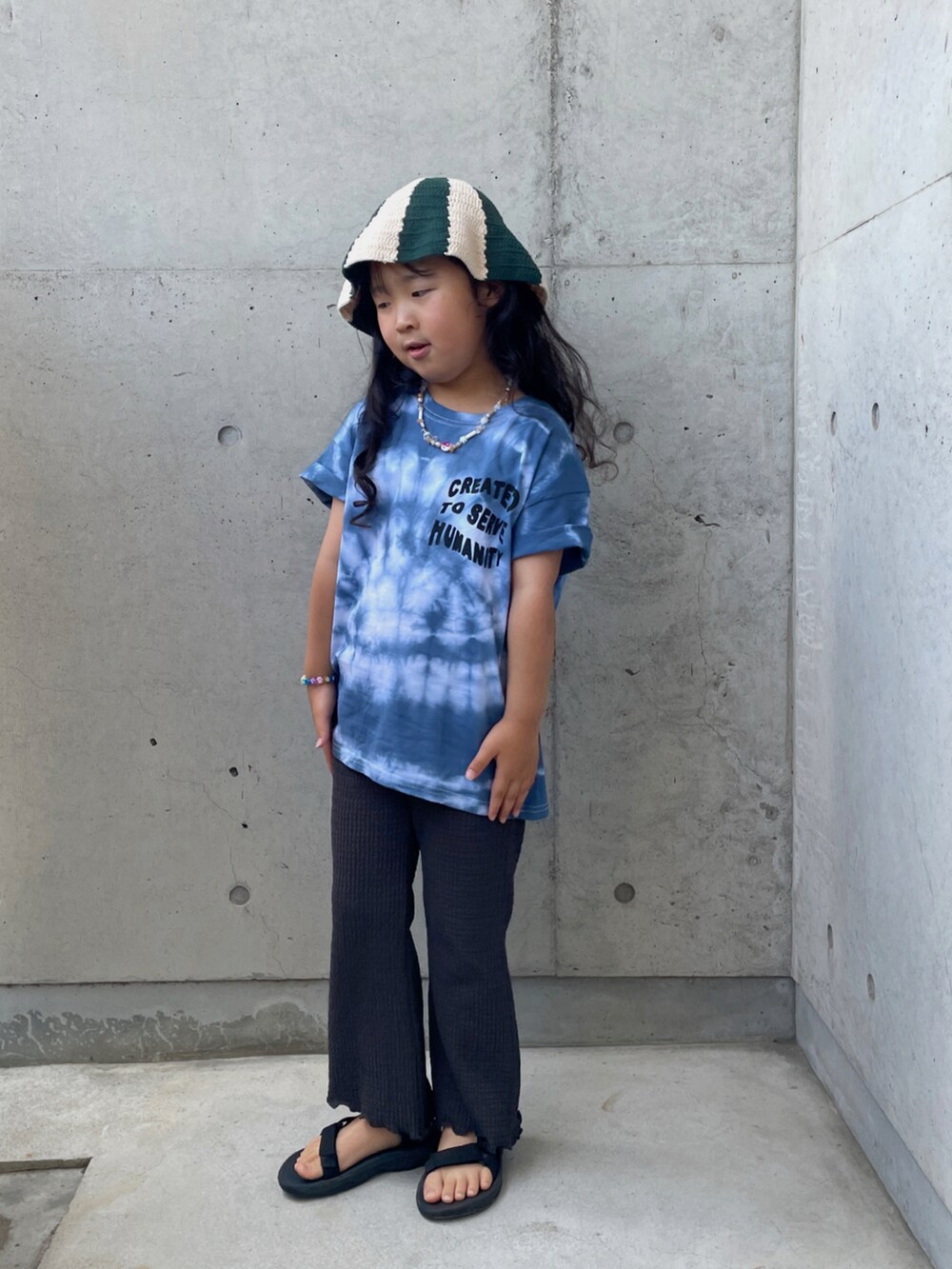 ブルー系のTシャツ/カットソー、グレー系のその他パンツ、ブラック系のサンダルを着用したキッズの夏コーディネートの4枚目の写真