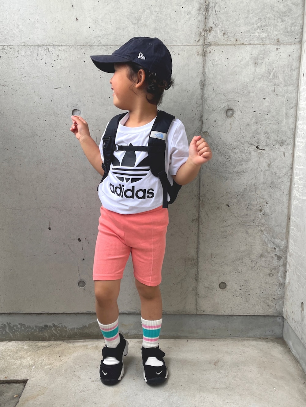 ホワイト系のTシャツ/カットソー、ブラック系のバックパック/リュック、ブラック系のサンダルを着用したキッズの春コーディネートの3枚目の写真