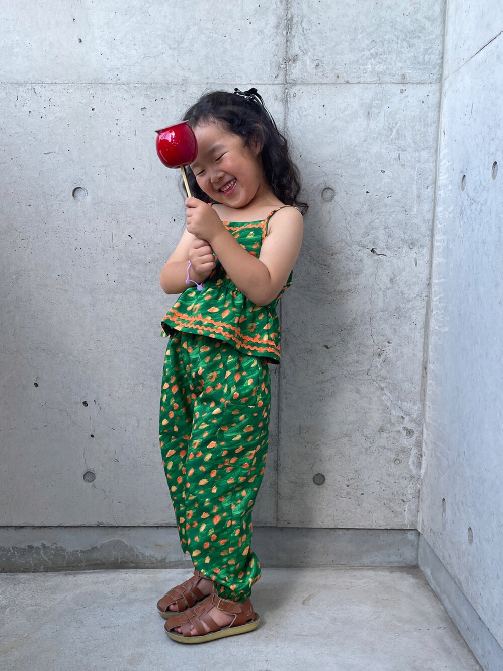 グリーン系のその他パンツ、ベージュ系のサンダル、グリーン系のキャミソールを着用したキッズの夏コーディネートの2枚目の写真