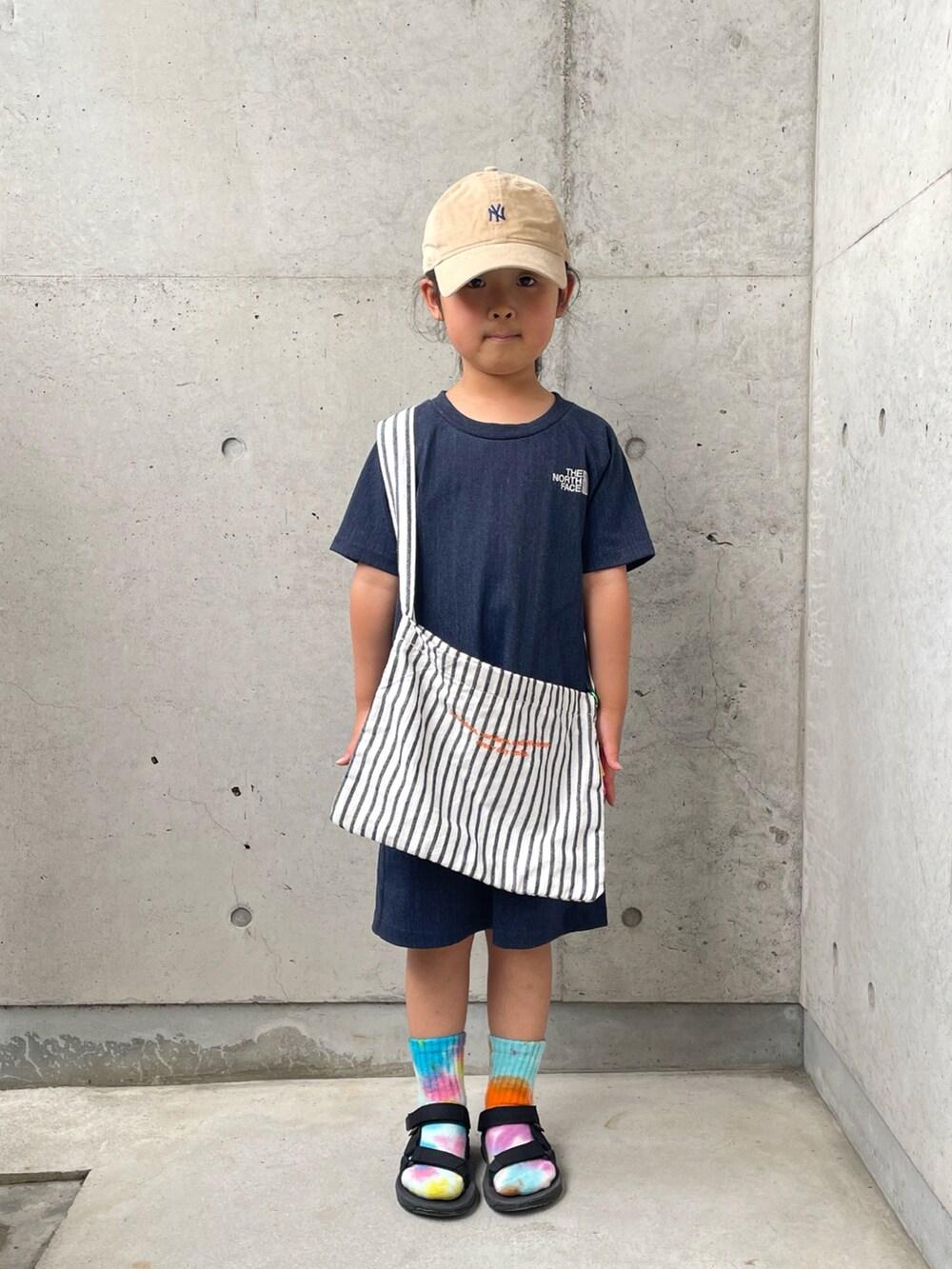 「やっぱり帽子が好き、デニムワンピース、ワンピース、サンダル、キャップ、サンダルに靴下、カジュアルコーデ」｜「NEW ERAのニューエラ キッズ キャップ マイクロコーデュロイ ニューヨーク ヤンキース（キャップ、ベージュ系）」を使った、ioooさん（キッズ・110cm）の春コーディネートの3枚目の写真