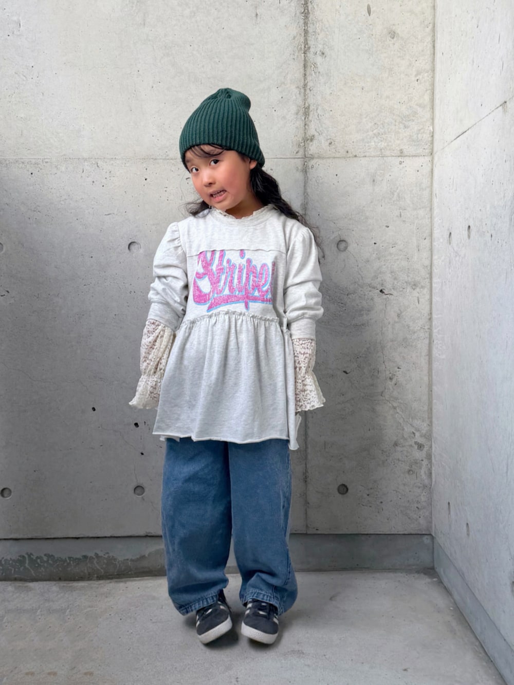 ホワイト系のTシャツ/カットソー、グレー系のワンピース、ブルー系のパンツを着用したキッズの秋コーディネートの5枚目の写真