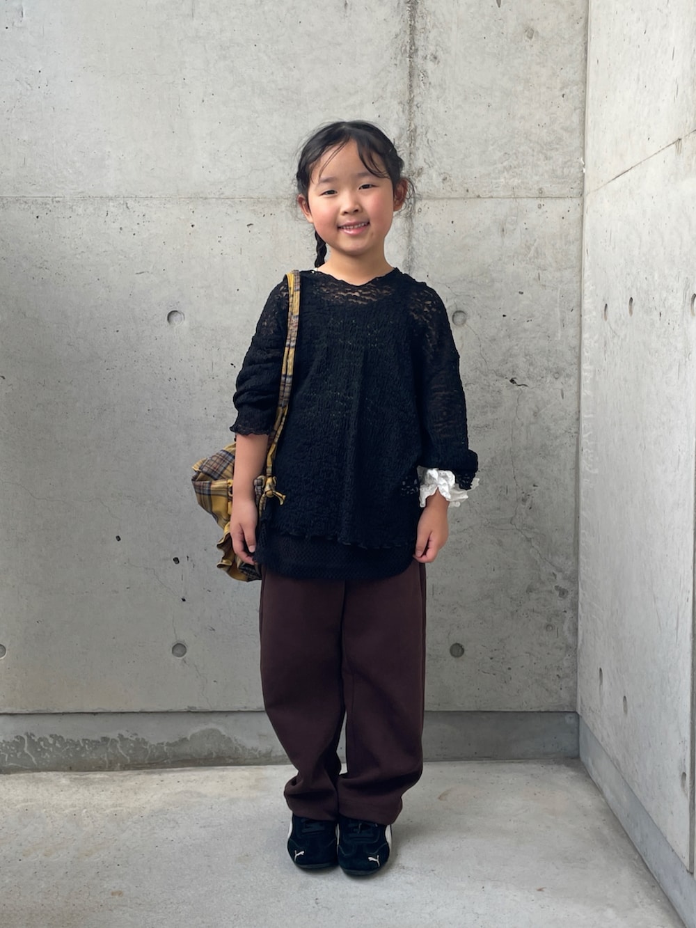 ブラック系のタンクトップ、ブラック系のTシャツ/カットソー、グリーン系のキャミソールを着用したキッズの秋コーディネートの3枚目の写真