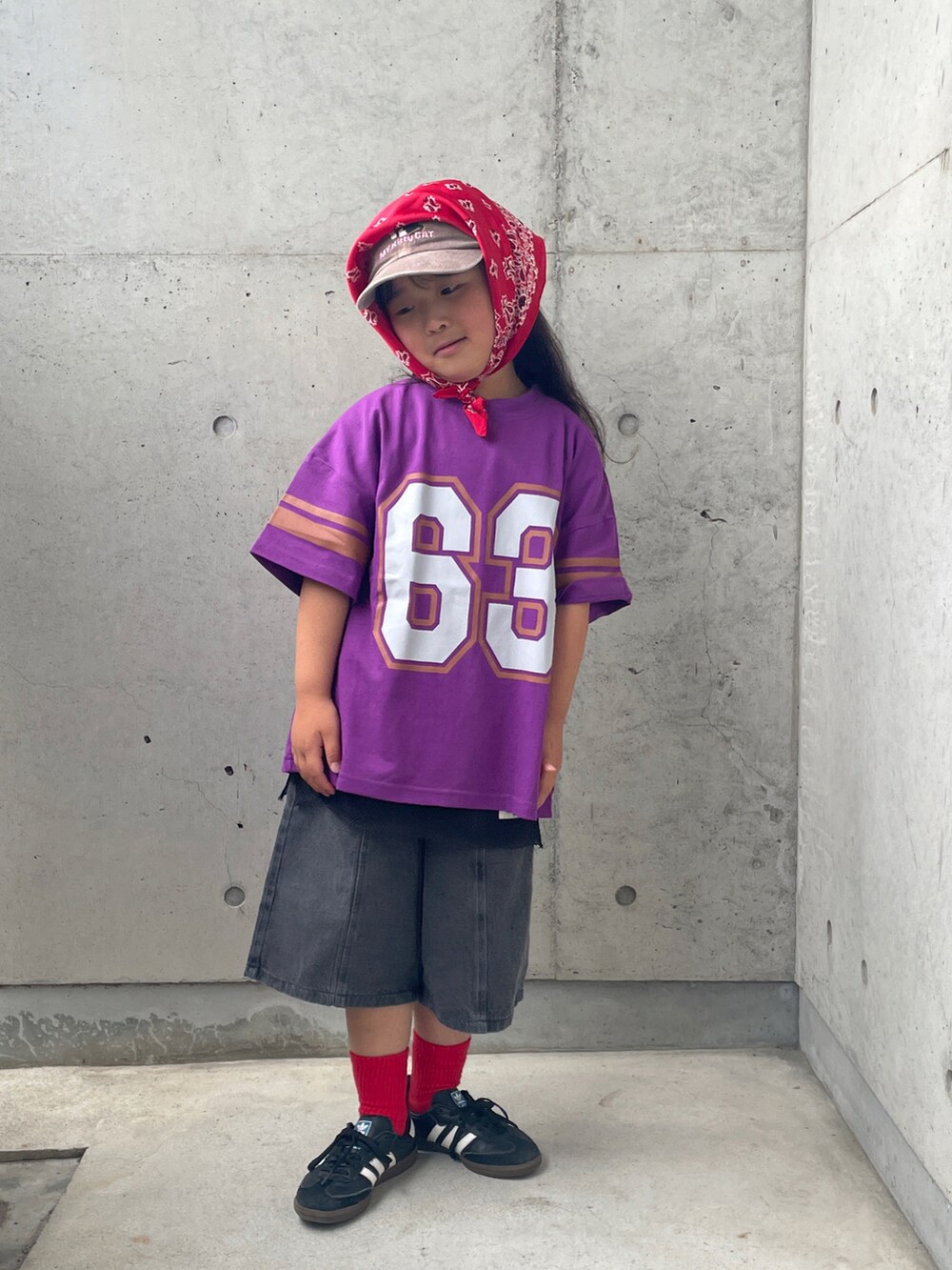 パープル系のTシャツ/カットソー、ブラック系のデニムパンツ、ブラック系のTシャツ/カットソーを着用したキッズの春コーディネートの3枚目の写真