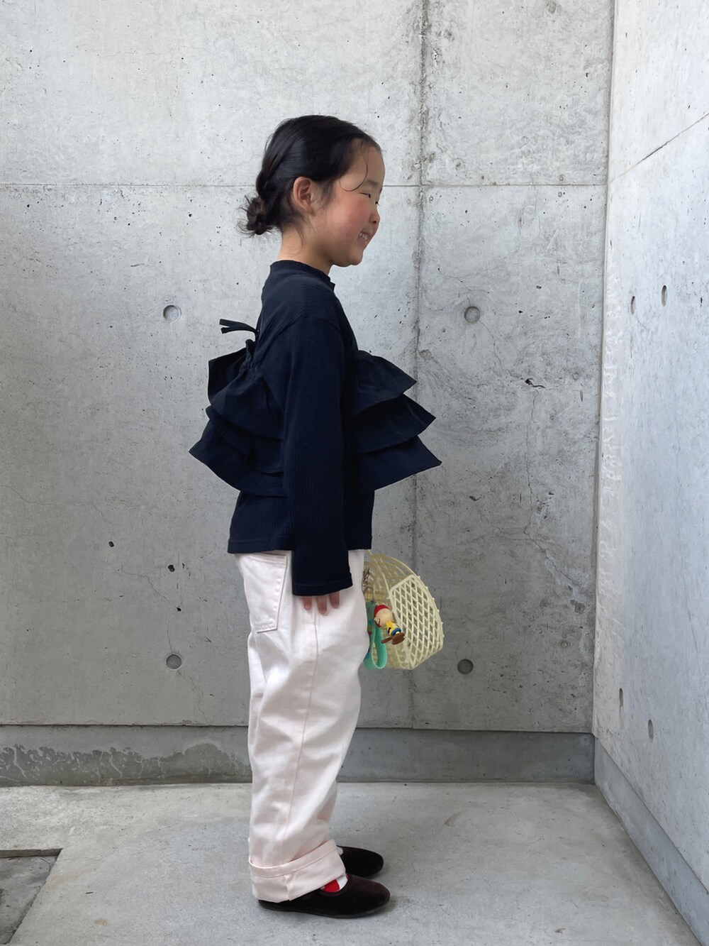 ブラック系のTシャツ/カットソー、ピンク系のその他パンツ、ホワイト系のバッグを着用したキッズの春コーディネートの2枚目の写真