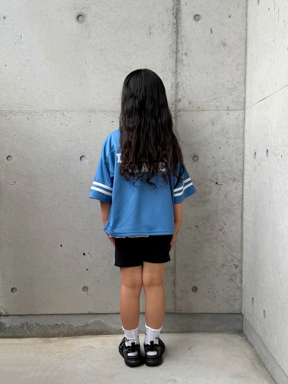 ブルー系のTシャツ/カットソー、ブラック系のサンダル、ブラック系のその他パンツを着用したキッズの春コーディネートの5枚目の写真