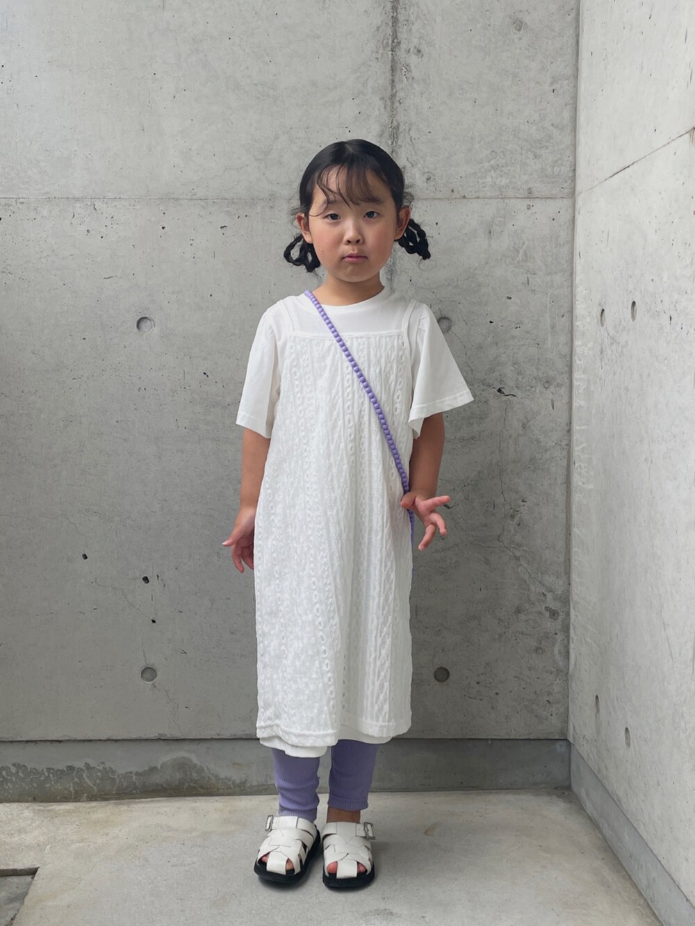 ホワイト系のサンダル、ホワイト系のワンピース、パープル系のその他パンツを着用したキッズの夏コーディネートの5枚目の写真