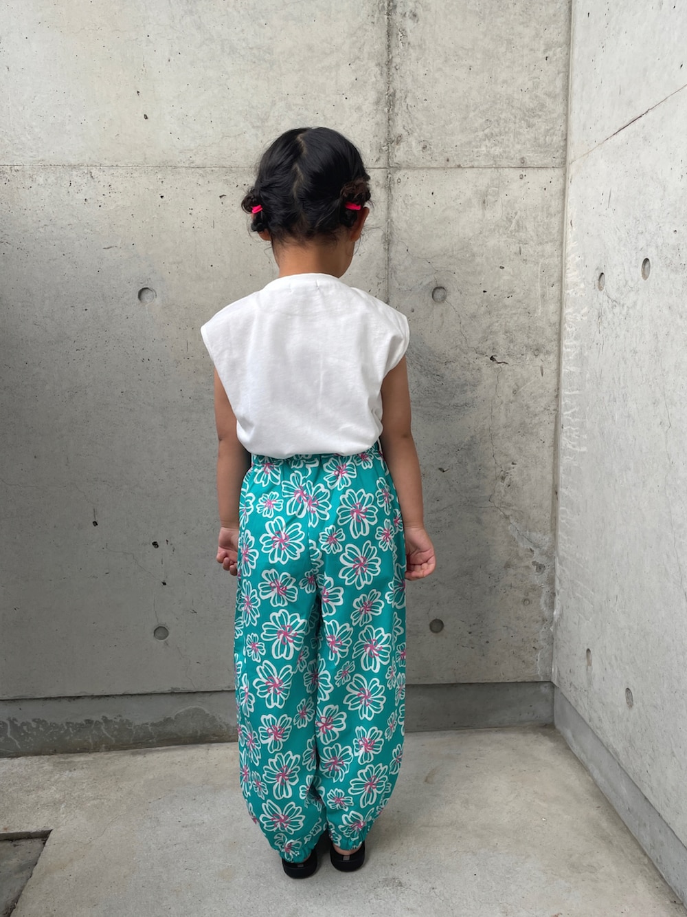 グリーン系のその他パンツ、ブラック系のサンダル、ベージュ系のハットを着用したキッズの春コーディネートの5枚目の写真