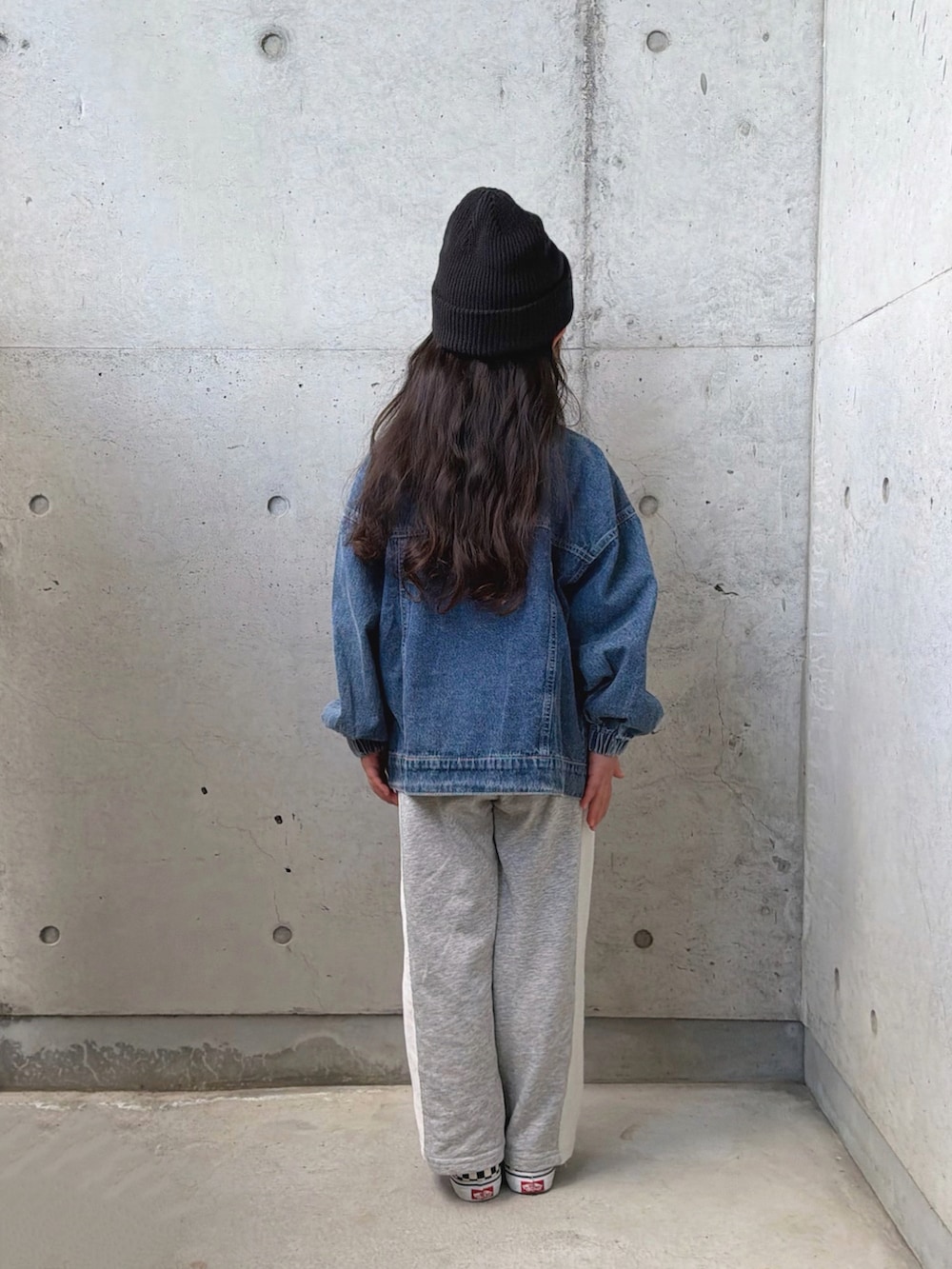 グレー系のスウェットパンツ、ブラック系のボディバッグ/ウエストポーチ、ブラック系のスリッポンを着用したキッズの春コーディネートの3枚目の写真