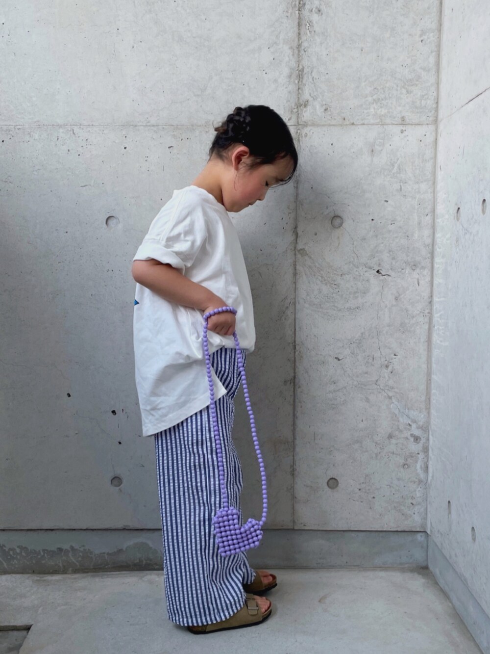 ホワイト系のTシャツ/カットソー、その他のサロペット/オーバーオール、ベージュ系のサンダルを着用したキッズの春コーディネートの4枚目の写真