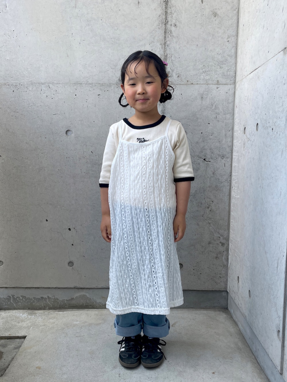 ホワイト系のワンピース、ホワイト系のTシャツ/カットソー、ブルー系のデニムパンツを着用したキッズの春コーディネートの5枚目の写真