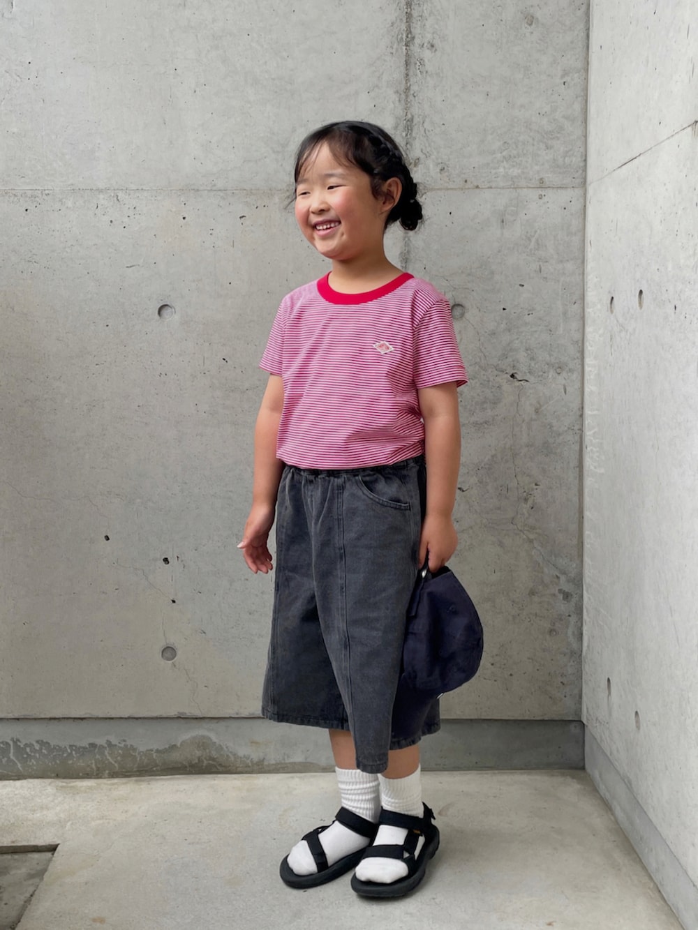 「ボーダー、やっぱり帽子が好き、デニムパンツ、サンダル、キッズコーデ」｜「DANTONのDANTON / KIDS' SHORT SLEEVE INNER T-SHIRT STRIPE 2025SS（105～135cm）（Tシャツ/カットソー、レッド系）」を使った、ioooさん（キッズ・110cm）の春コーディネートの3枚目の写真